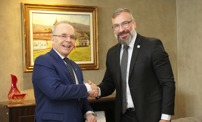 Presidente Ricardo Cardozo recebe o cumprimento do secretário de Polícia Civil, delegado Marcus Vinícius Amim Fernandes