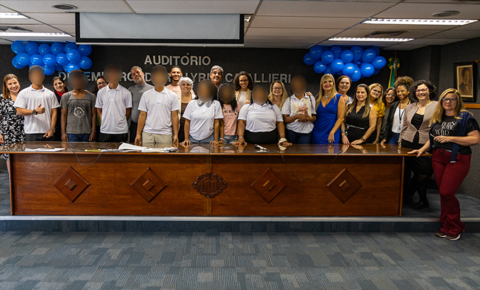 Adolescentes e jovens participantes do "Descobrir-se" posam com juíza Lysia Maria (centro) e a equipe de profissionais da 1ª VIJI e os colaboradores da iniciativa 