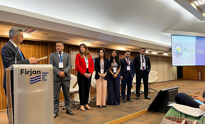 Desembargador Cesar Cury entrega selo aos representantes Marcos Antônio da Costa, do Itaú-Unibanco; Jéssica Marchiori de Oliveira, da Latam; Ana Lúcia Bucus e Paula Guido, da Light; Carlos Frinhani, da Unimed FERJ e José Augusto Duarte, da Amil.