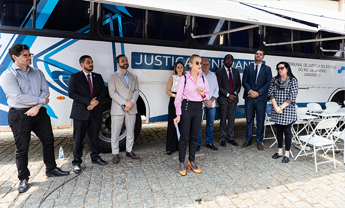 Da esquerda para direita: juiz de Itaocara, Paulo Vitor Siqueira Machado; procurador de São Fidélis, Alberto Fadel Neto; juiz de Itaperuna, Luiz Otávio Mauro Nobre; desembargadora Cristina Tereza Gaulia; juiza titular da JI em São Fidélis, Ana Paula; prefeito de São Fidélis, José William; promotor de Justiça, Bráulio Gregório - Promotor de Justiça; defensor público João Pedro Horta; coordenadora administrativa do Projeto Justiça Itinerante no Noroeste do estado, Aldenísia Arêas Maciel. 