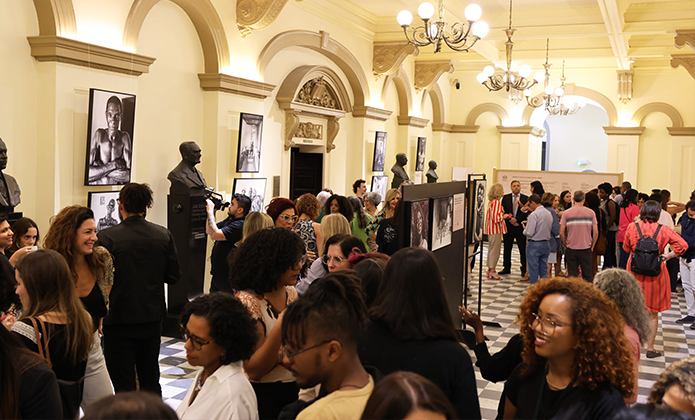 A abertura da exposição foi prestagiada por dezenas de pessoas 
