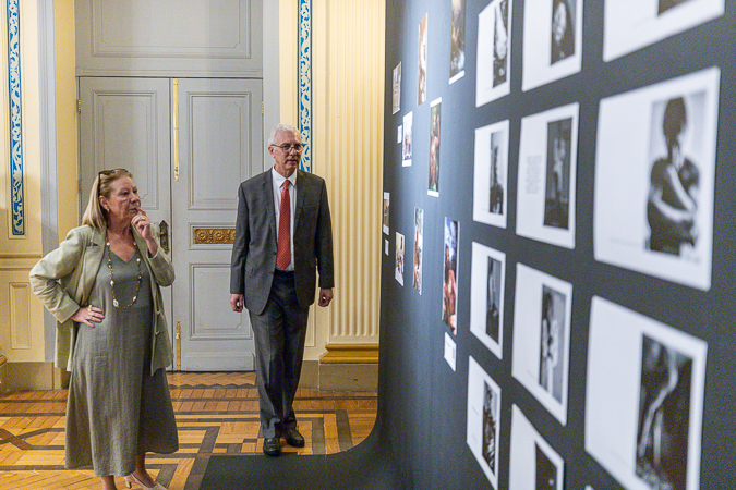Presidente do Cogen 1º Grau, desembargador Wagner Cinelli, ao lado da 2ª vice-presidente do TJRJ, desembargadora Maria Angélica&nbsp;Guimarães Guerra Guedes, na inauguração da III Mostra Artística Literária dos Cogens em novembro de 2025