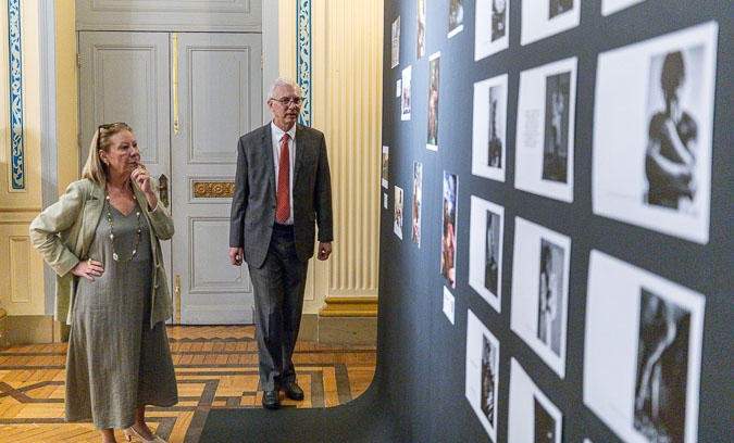 Imagem da 2ª vice-presidente do TJRJ, desembargadora Maria Angélica Guimarães Guerra Guedes, ao lado do presidente do Cogen 1º Grau, desembargador Wagner Cinelli, apreciando parte da mostra 