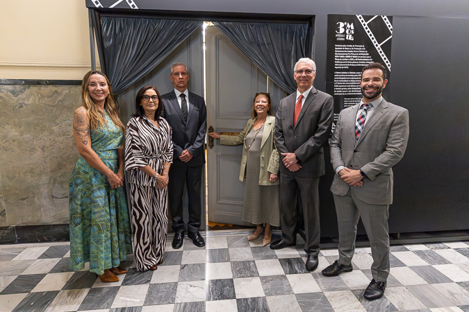 Imagem, da esquerda para direita, dos magistrados Mirela Erbisti, Patrícia Serra, Heleno Nunes, Wagner Cinelli e Eric Scapin na abertura da III Mostra Artística e Literária