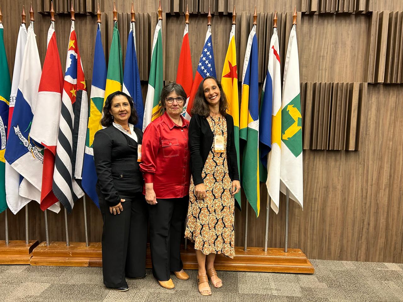 Comitiva do TJRJ contou com a participação da secretária executiva da Cejai, Ludmilla de Azevedo Carvalho; da coordenadora da Cejai, desembargadora Ana Maria Pereira de Oliveira; e da psicóloga da Cejai Maria das Graças dos Santos Duarte