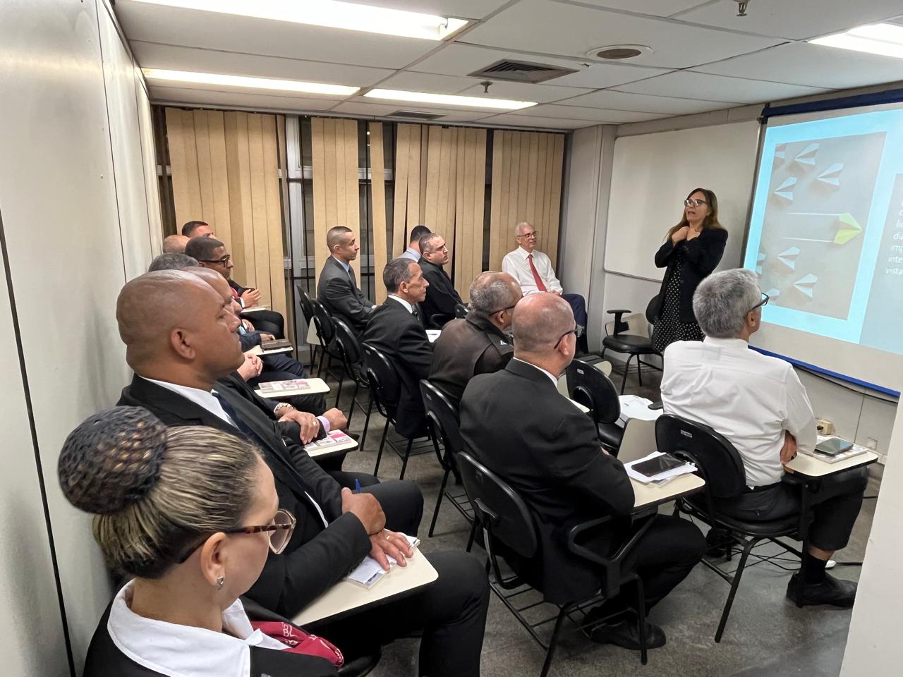 Participantes reunidos na capacitação sobre assédio moral e discriminação