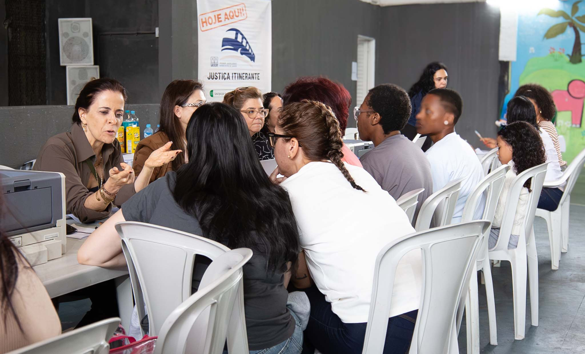 As detentas sendo atendidas no pátio da unidade prisional.