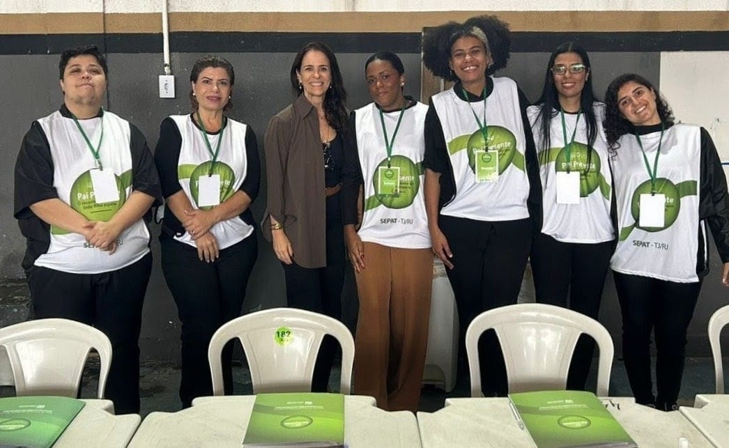 A juíza Raquel Chrispino posa para foto com os integrantes da equipe do “Pai Presente”