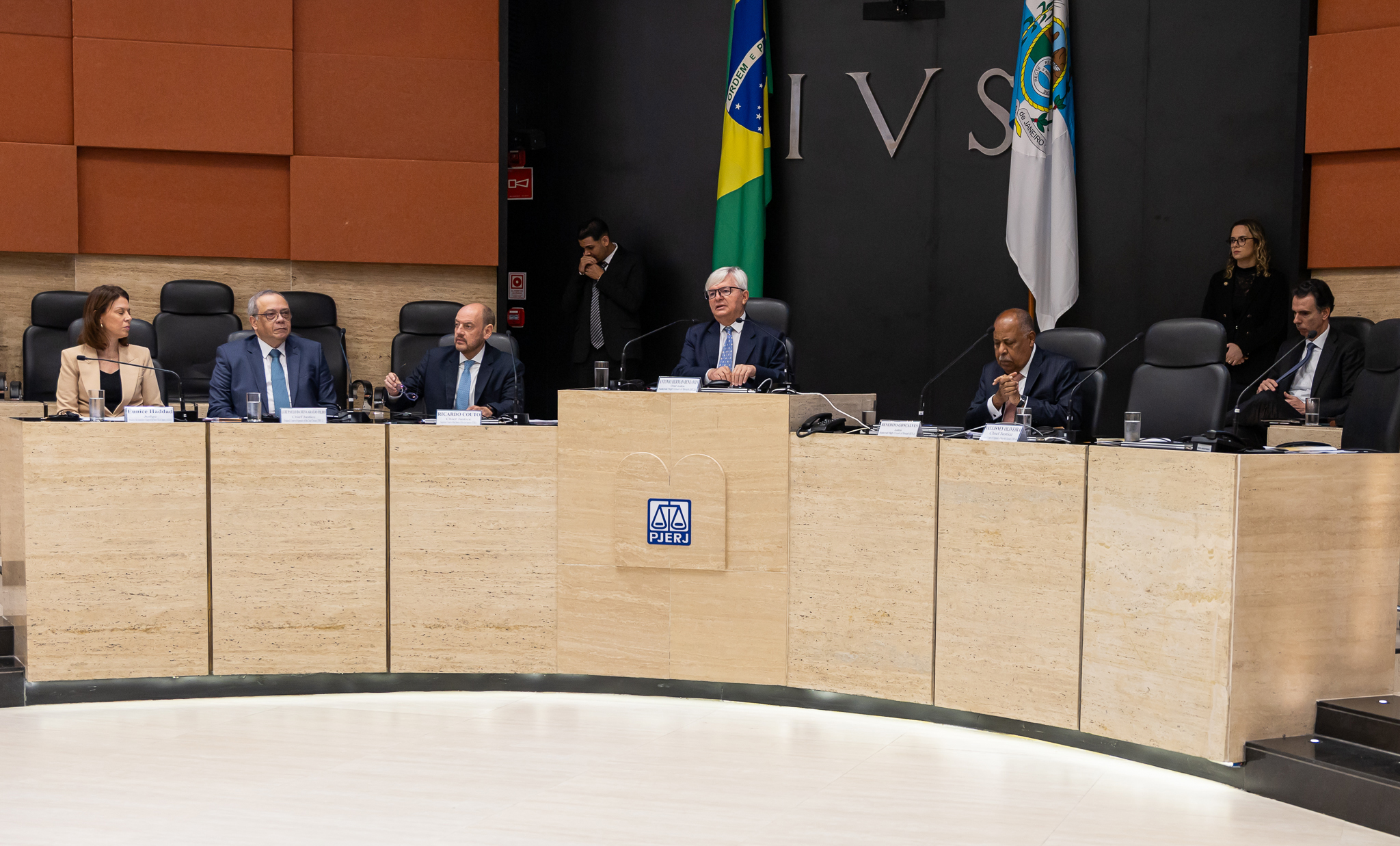 A imagem apresenta as autoridades participando do evento no plenário do Órgão Especial - uma mulher à esquerda e quatro homens à direita 