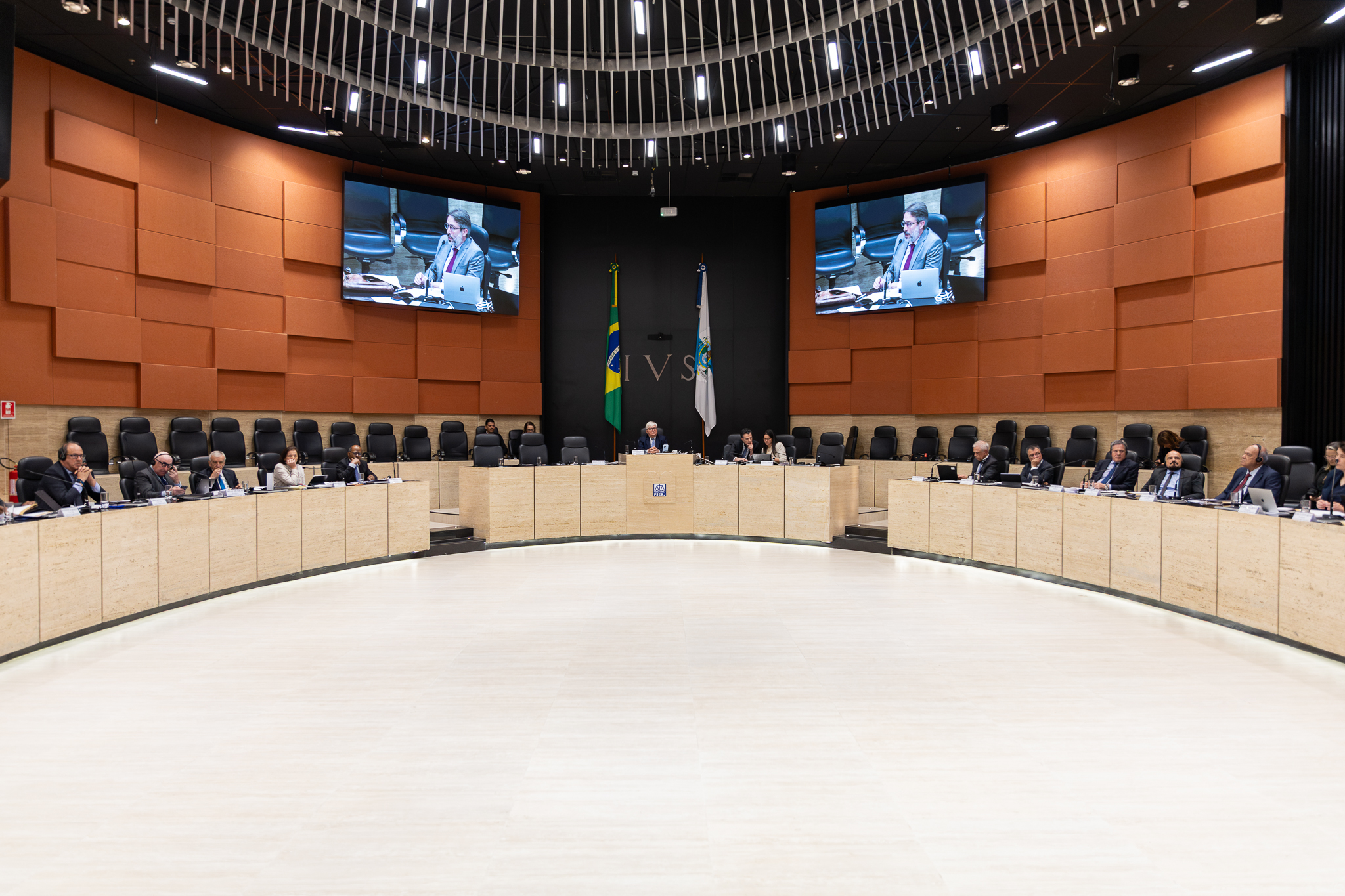 Imagem aberta do plenário do Órgão Especial com os participantes da reunião 