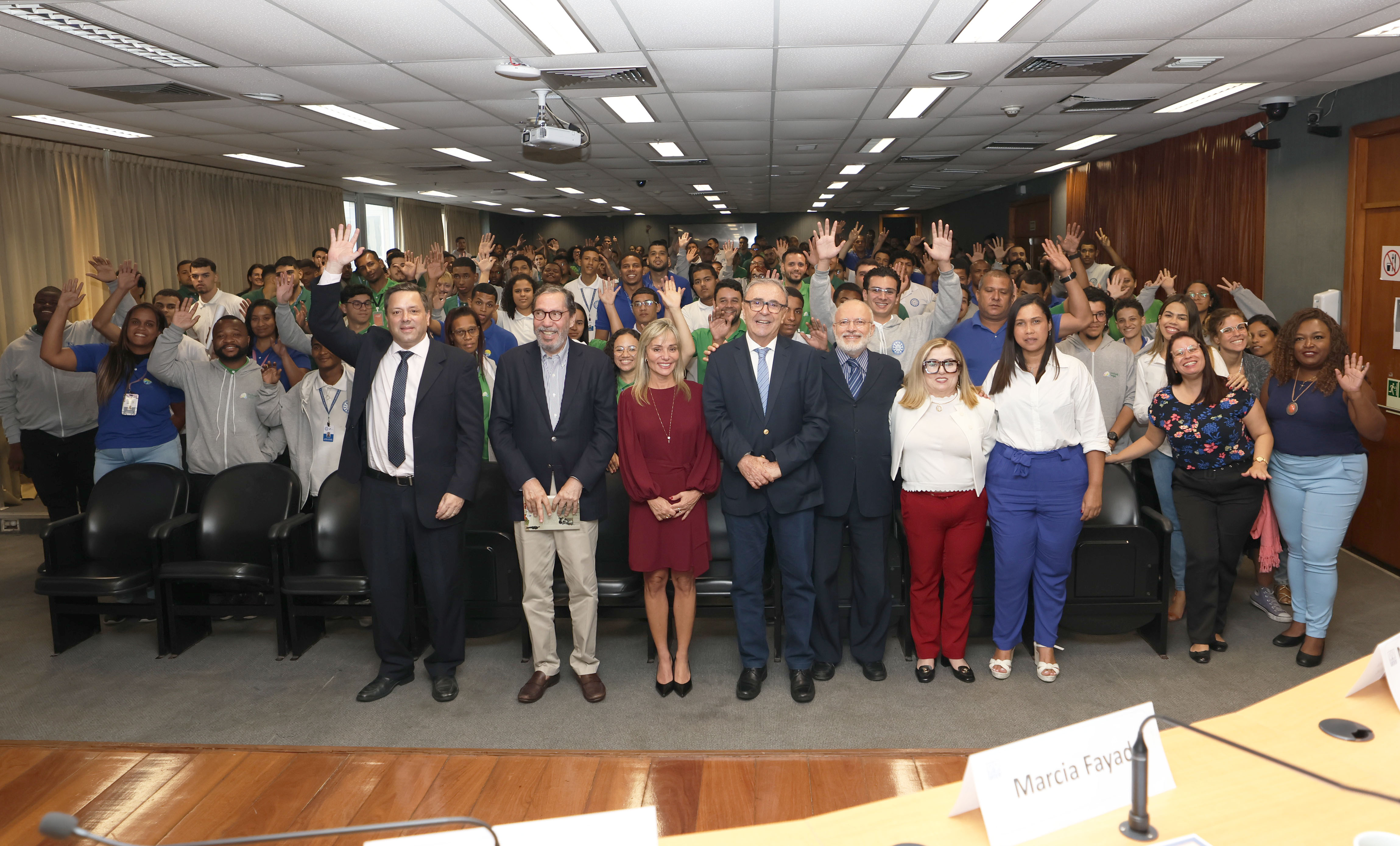 Merval Pereira faz palestra de incentivo à leitura para jovens de projetos sociais do TJRJ