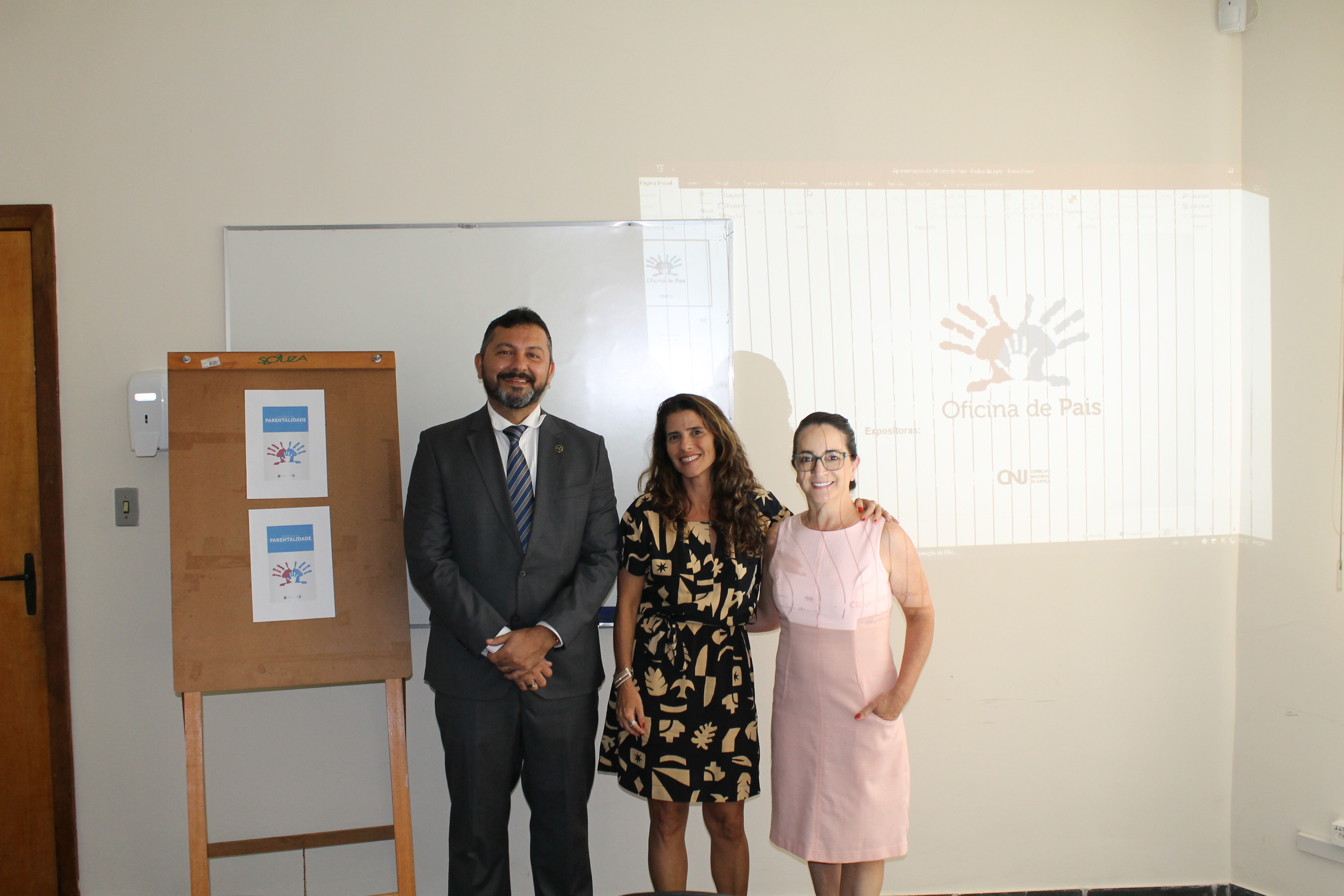 Marcos Audivan, expositor da oficina; juíza Patrícia Rodriguez Whately, coordenadora do Cejusc e Anna Ferreira, chefe do Cejusc
