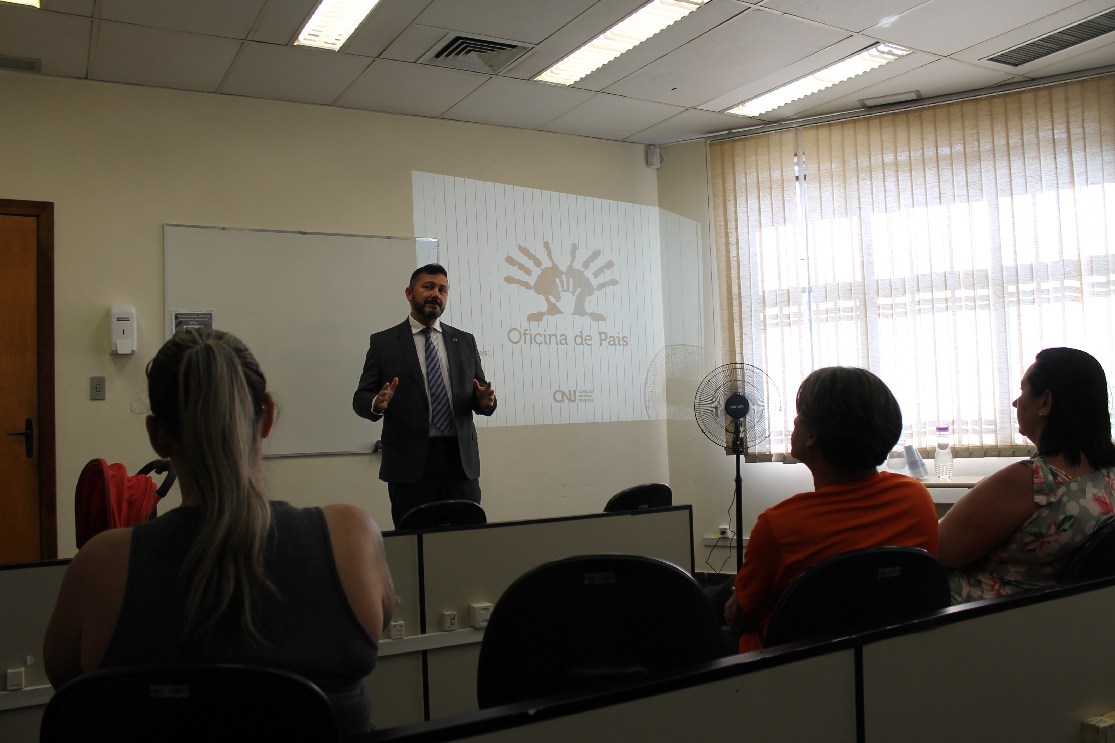 O mediador Marcos Audivan falou às famílias sobre a importância da manutenção das relações saudáveis após separações