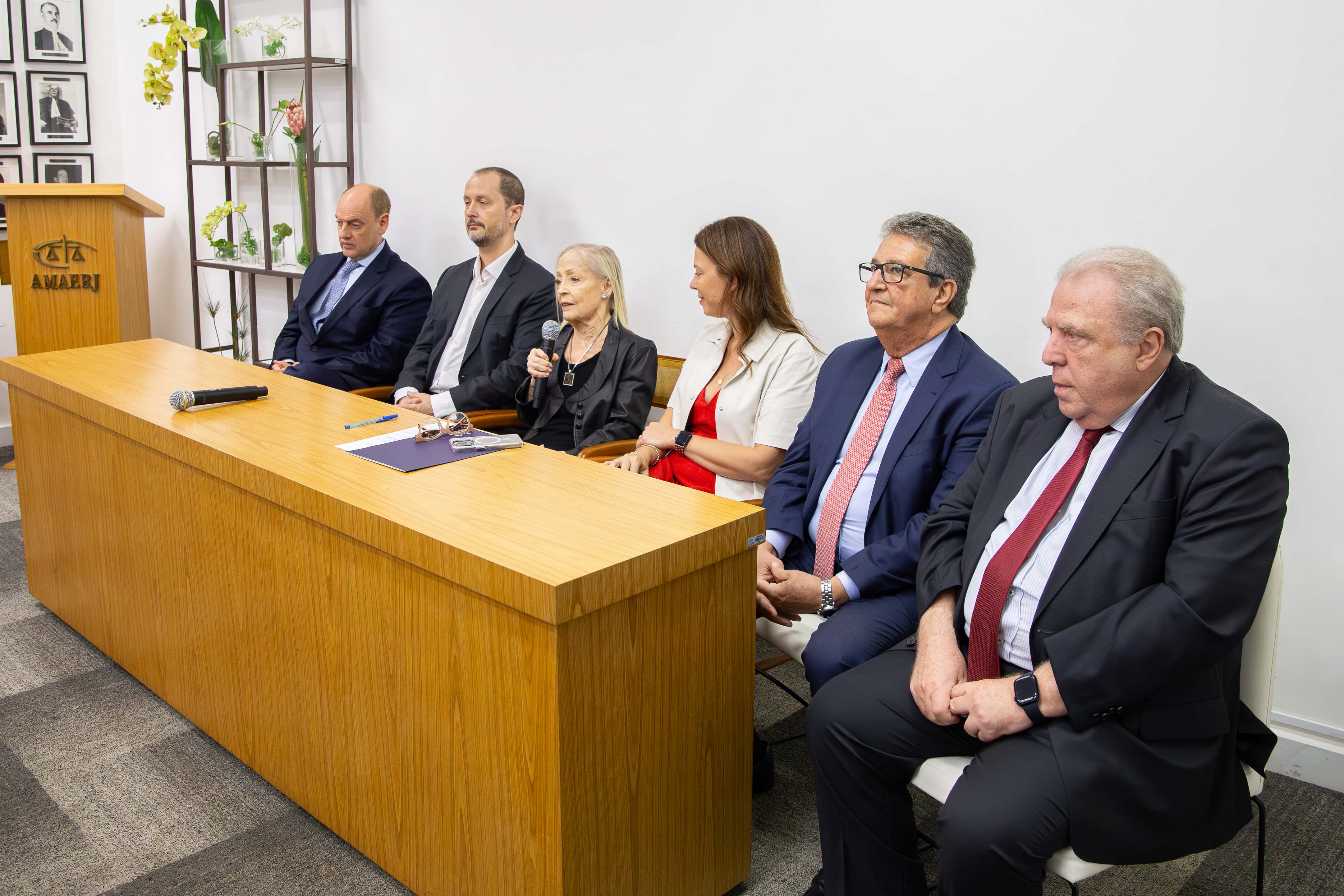 A esposa do desembargador, Márcia (segurando o microfone) relembra da dedicação de Roberto à magistratura 