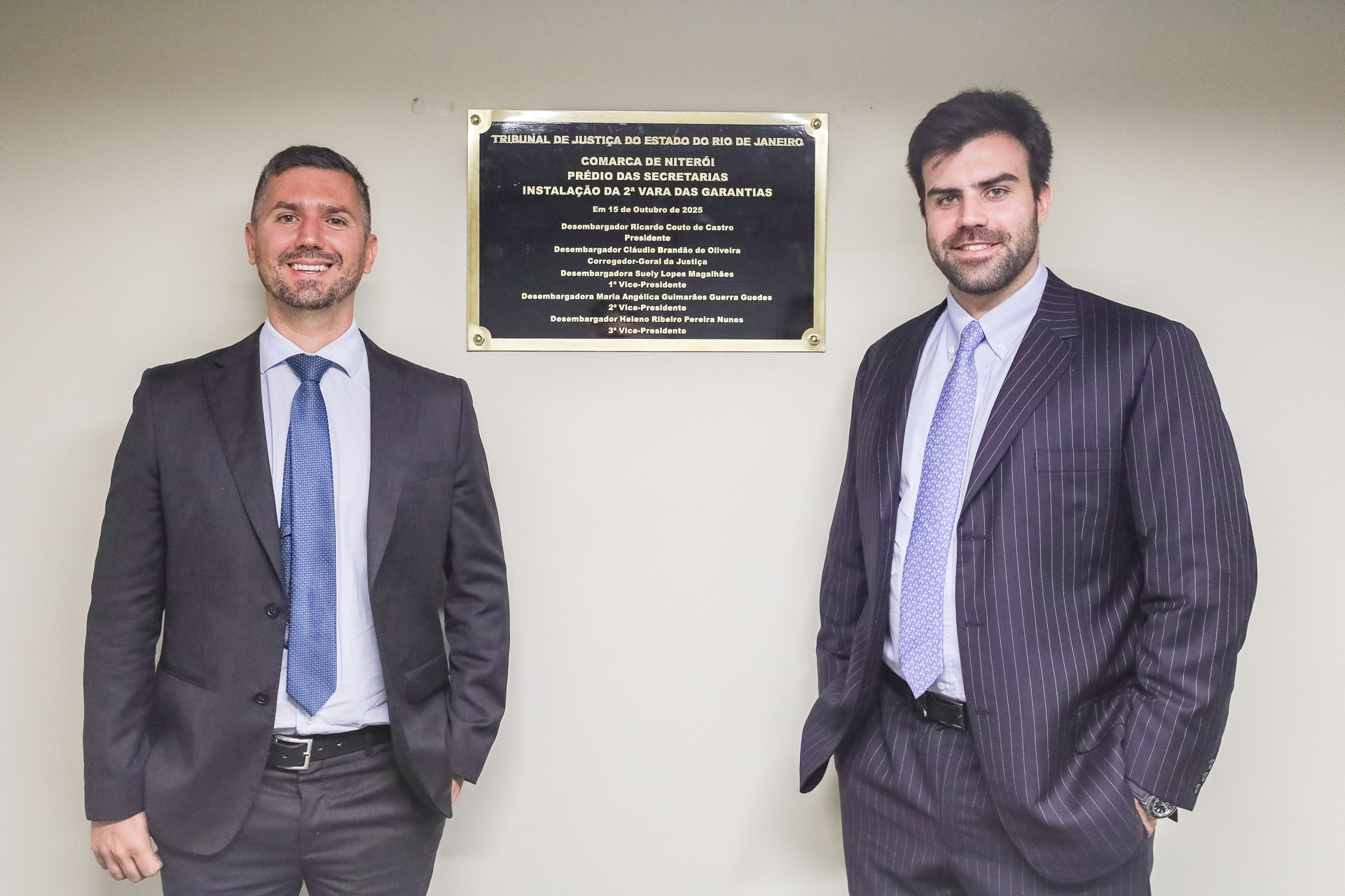 Foto posada. Da esquerda para direita: Juízes auxiliares da 2ª Vara de Garantias Gabriel Stagi Hossmann e Eduardo Pacheco de Medeiros Soares 