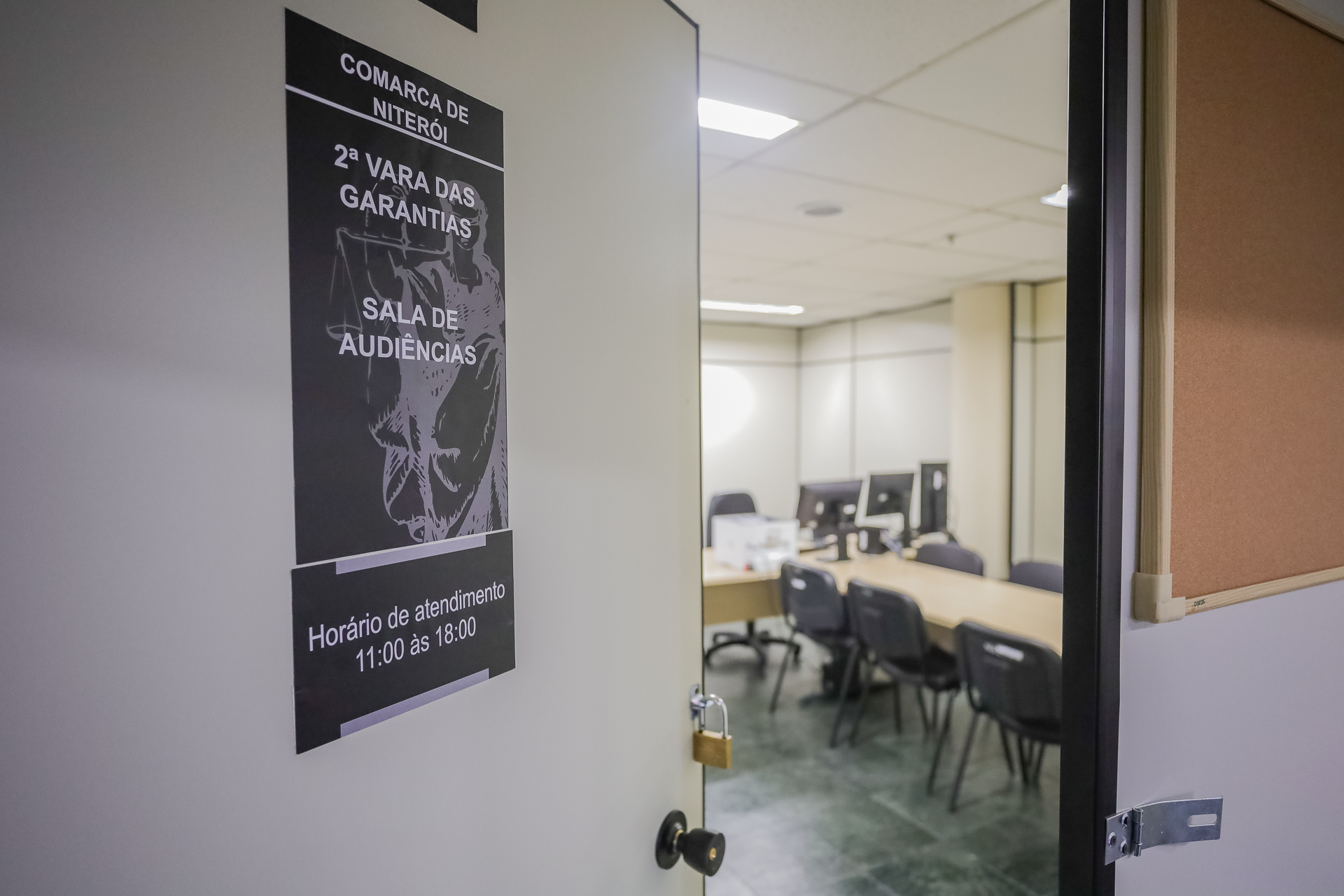 Imagem da sala de audiência da 2ª Vara de Garantias