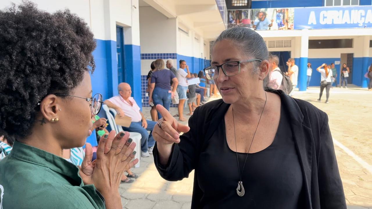 ​ Professor Milton Machado, no bairro do Éden, onde centenas de pessoas foram atendidas.        A juíza Cláudia Motta participou da ação e destacou a importância da ida do Judiciário ao encontro da população  ​