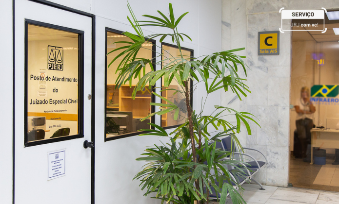 Imagem da sala do juizado no aeroporto com meia fachada de vidro