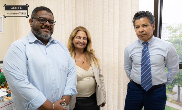 Três colaboradores do Juizado do Torcedor posam para a foto - dois homens nas laterais e uma mulher ao centro.