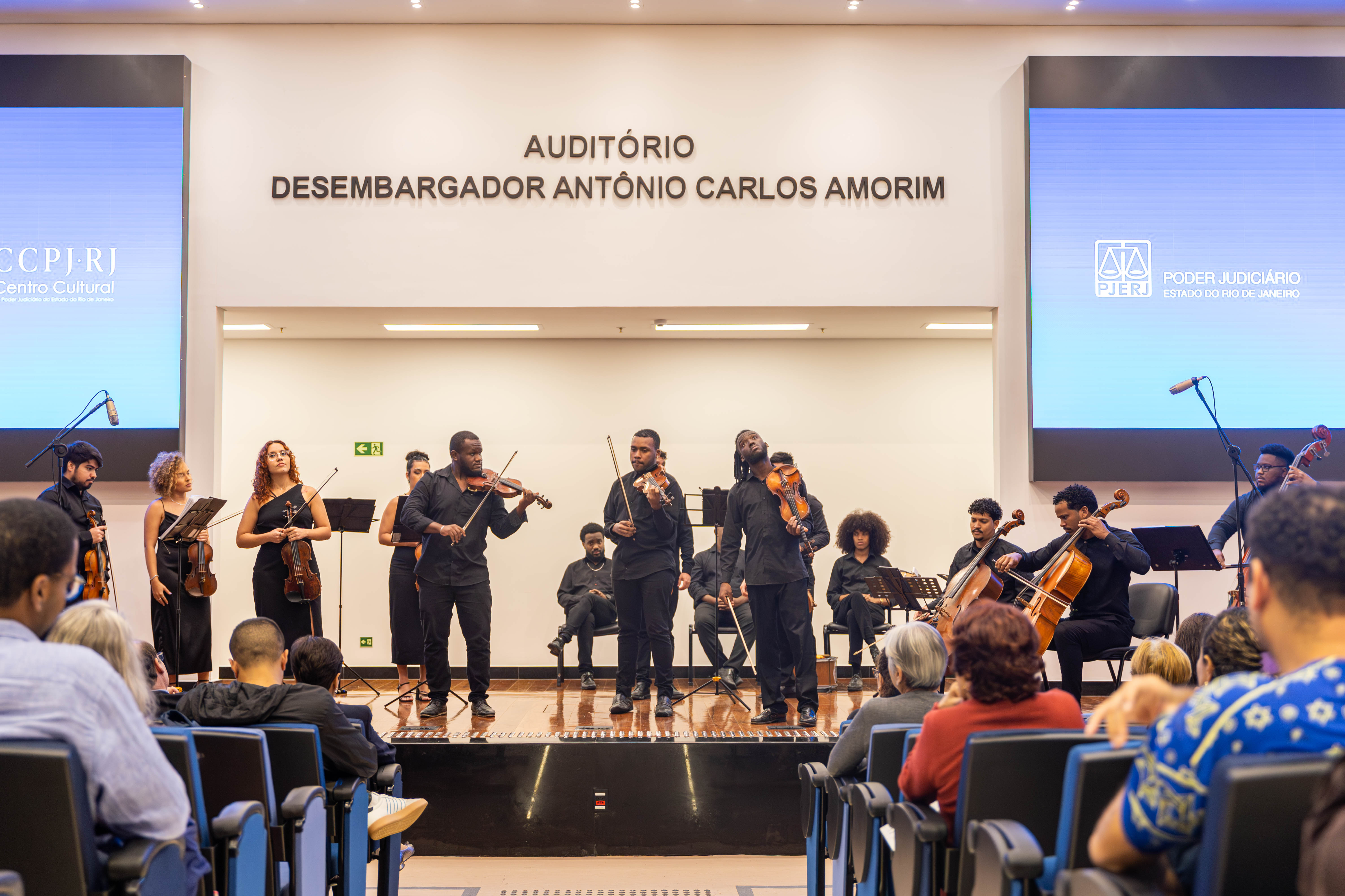 Musicos da Camerata Jovem do Rio de Janeiro (CJRJ) se apresentando no auditório Desembargador Antônio Carlos Amorim