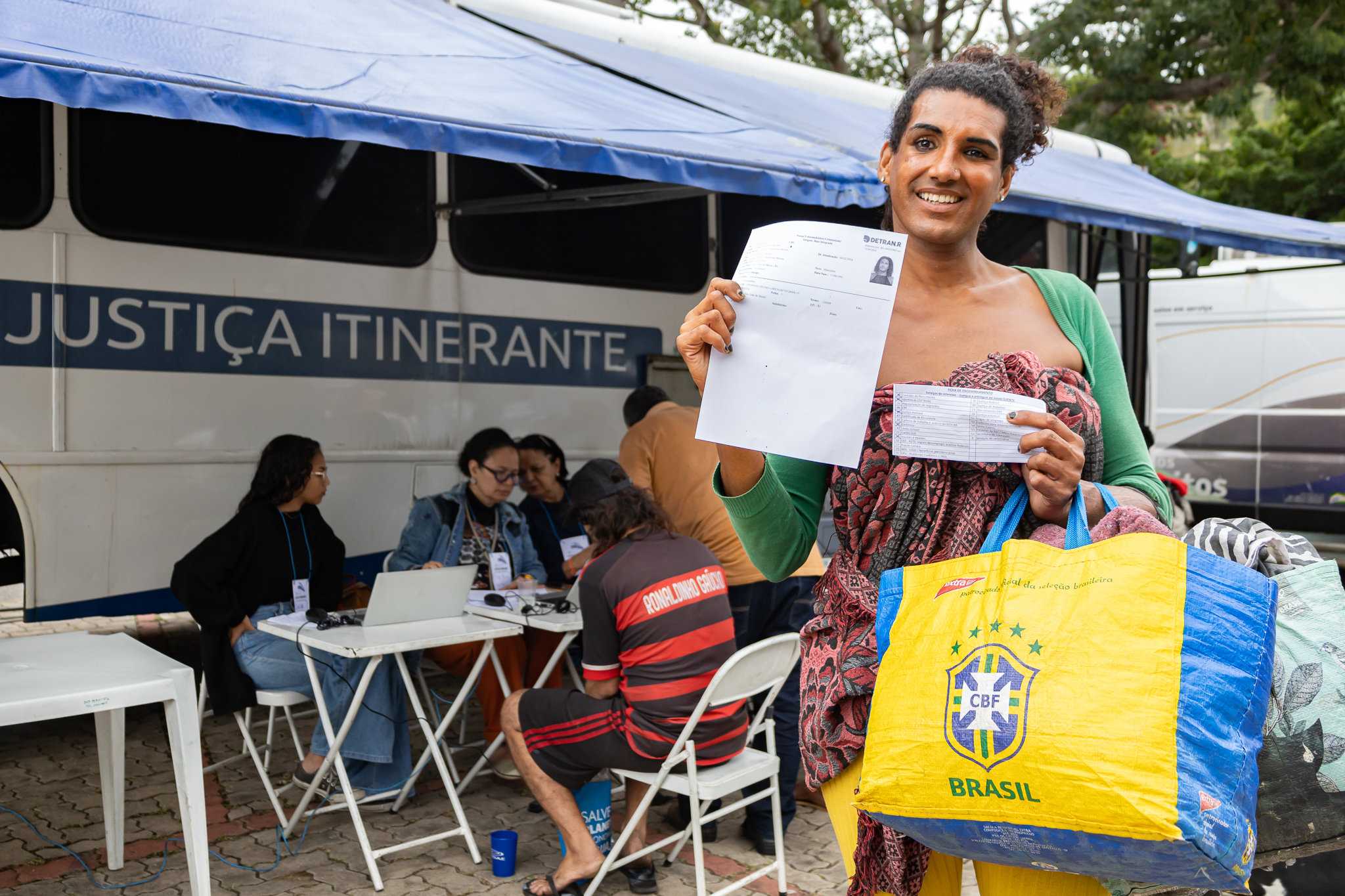 Letícia Morais foi em busca de novos documentos  no ônibus da Justiça Itinerante e saiu de lá documentada. Com os papéis já sonha com a conquista de um benefício que permita o aluguel de um "quartinho"