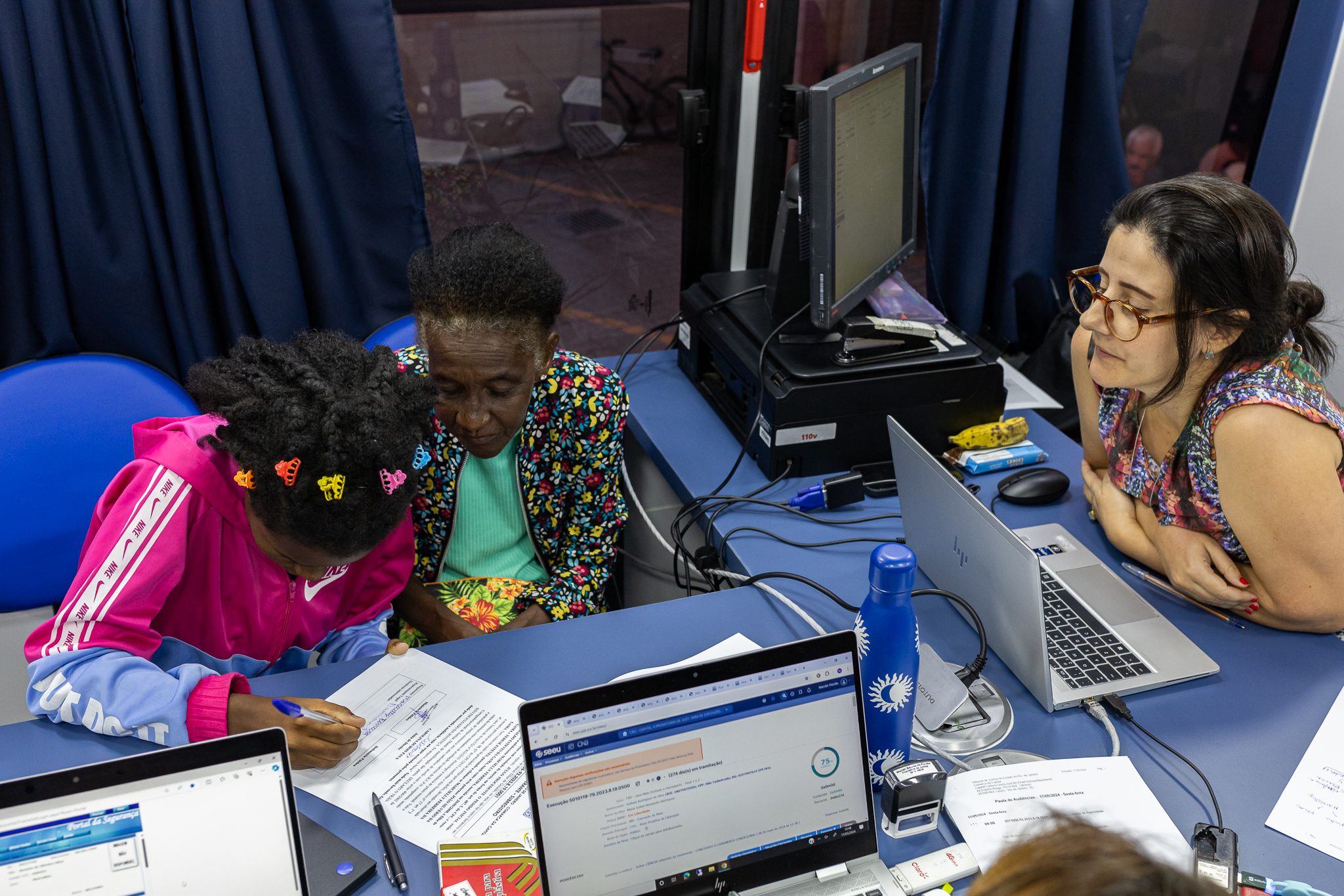 Marcele Ferreira da Gama, de 15 anos, assinando o documento com o sobrenome do pai 