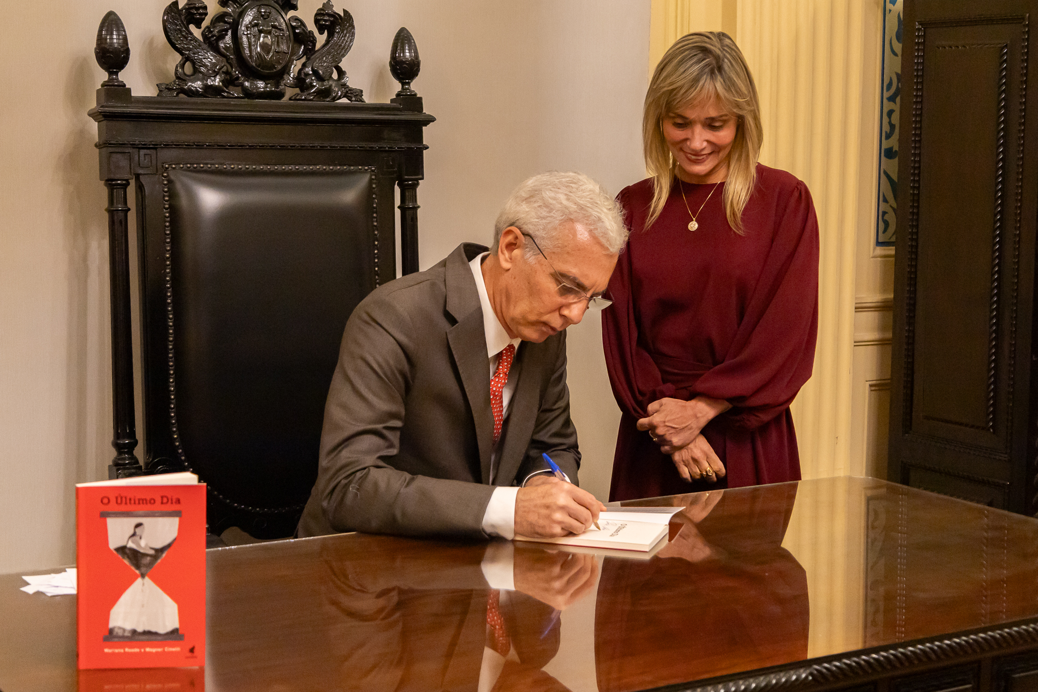 Desembargador Wagner Cinelli autografa exemplar de "O último dia" para a juíza auxíliar da Presidência Ana Paula Figueiredo