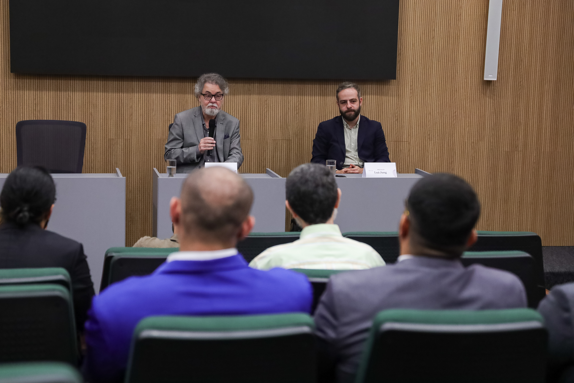 Imagem do professor Lenio Streck (à esquerda) e diretor Luã Jung (à direita) durante palestra no Auditório da Mútua dos Magistrados