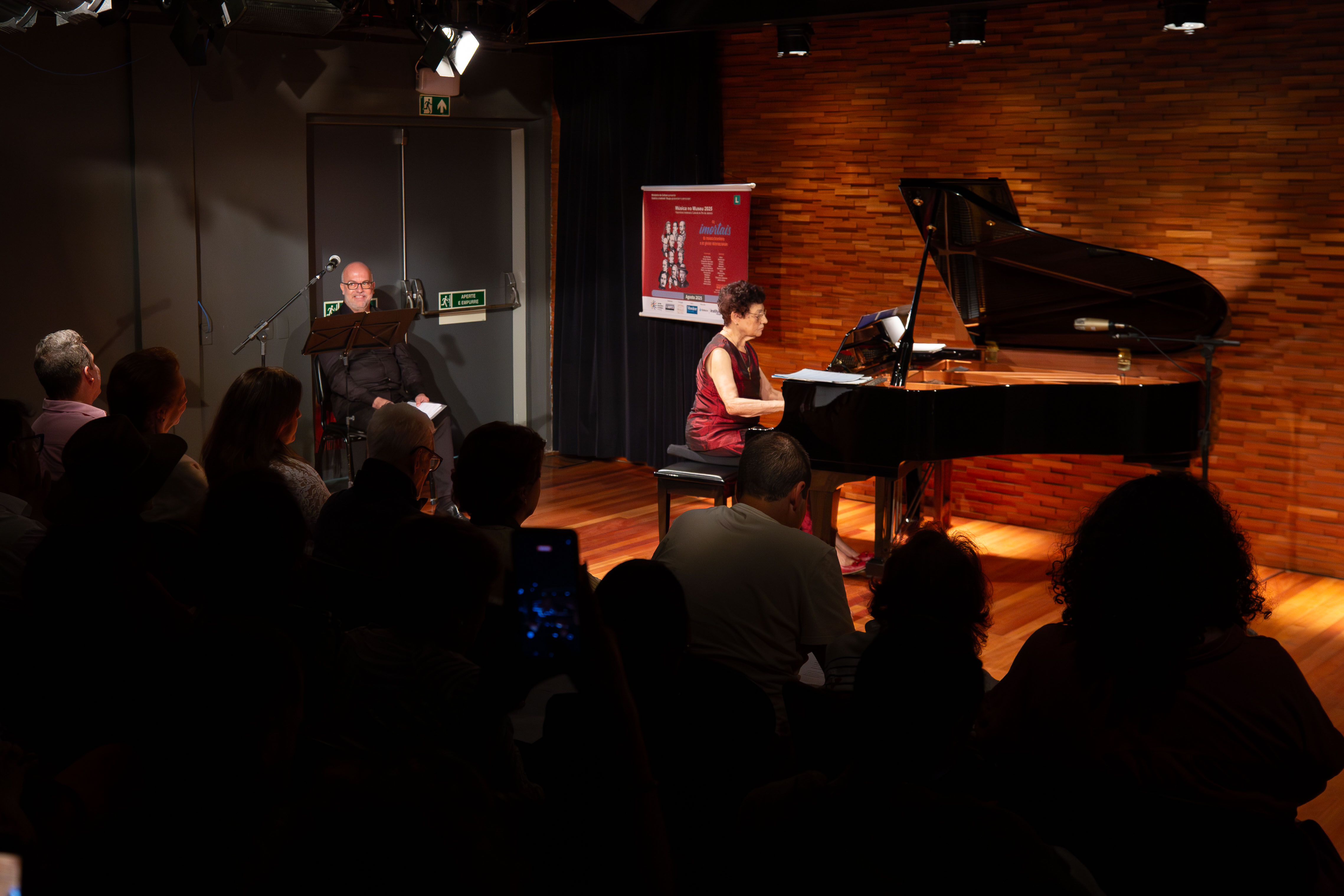 Da esquerda para direita: pianistas Ezequiel Perez e Cecília Guimarães se apresentam na Sala Multiuso