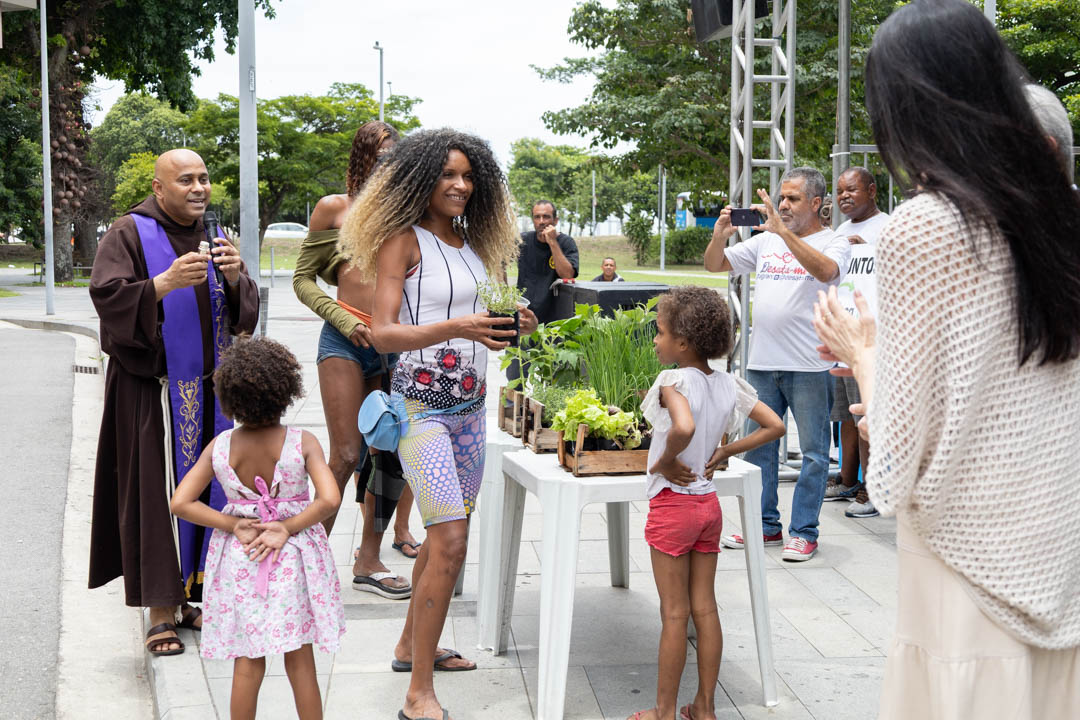                                                    Pessoas em situação de rua entregam mudas de plantas aos magistrados e à procuradora do Ministério Público