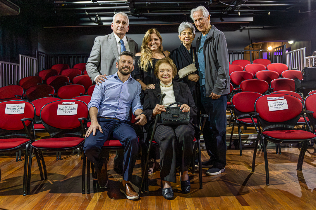 Sentados: Paulo Chut e a avó, Sara Chut. De pé (da esquerda para direita): desembargador Marcos Chut; Sara Chut, esposa do magistrado, Berta Chut e Jenquel Chut, tia-avó e tio-avô do desembargador 