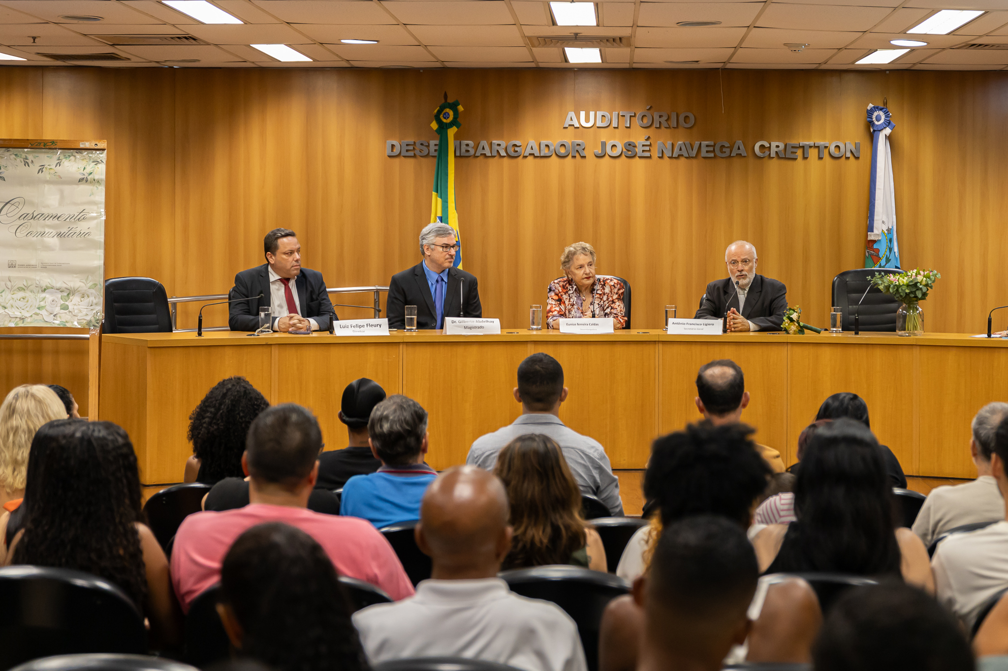 O diretor do Departamento de Acesso à Justiça, Ação Social e Acessibilidade (DEAJU) Luiz Felipe Fleury, o juiz Alberto Abdelhay, a desembargadora Eunice Ferreira Caldas e o secretário-Geral de Sustentabilidade e Responsabilidade Social, Antônio Francisco Ligeiro, participaram da mesa do evento
