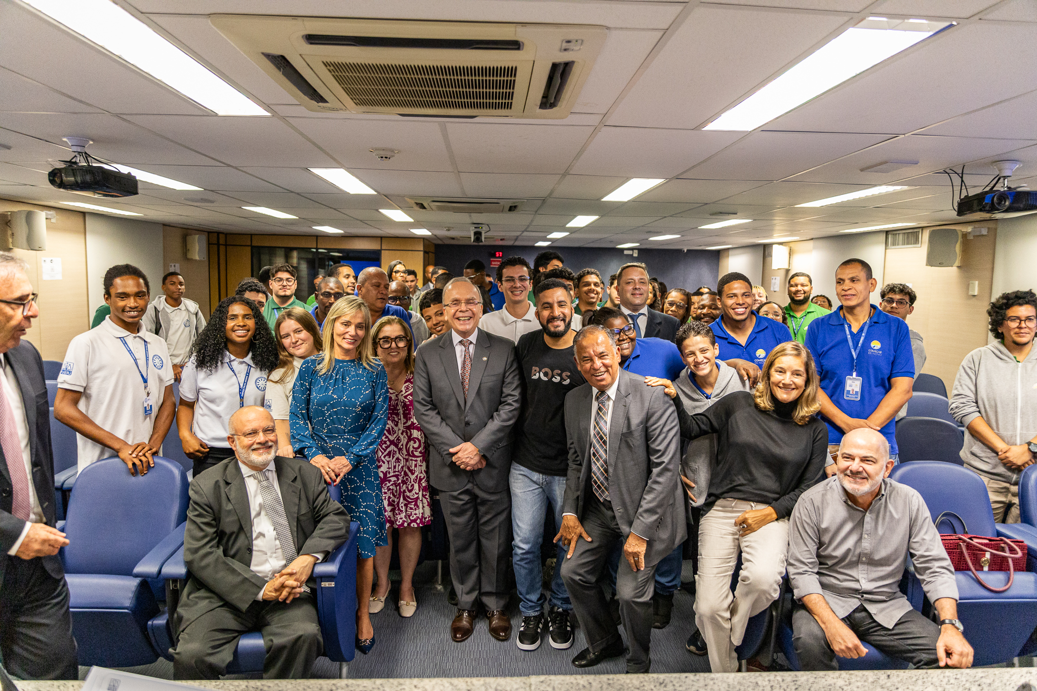 O secretário-geral da SGSUS, Antonio Ligiero (e); a juíza auxiliar da Presidência Ana Paula Monte Figueiredo Pena Barros; o presidente do TJRJ, desembargador Ricardo Rodrigues Cardozo; o mototaxista Diego Mendes; o juiz Luiz Carlos Veloso; os jornalistas Lília Teles e Gustavo Vieira posaram para foto com os jovens integrantes de projetos sociais do Tribunal de Justiça