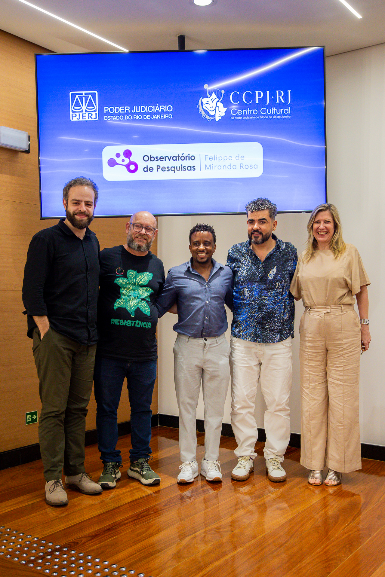 Posam para a foto, da esquerda para a direita: diretor do Observatório de Pesquisas Felippe de Miranda Rosa, Luã Jung; historiador, escritor e compositor Luiz Antonio Simas; pesquisador do OPFMR, Vitor Hugo Monteiro Franco; diretor do CNFCP, Rafael Barros; e diretora do CCPJ, Ana Paula Teixeira Delgado