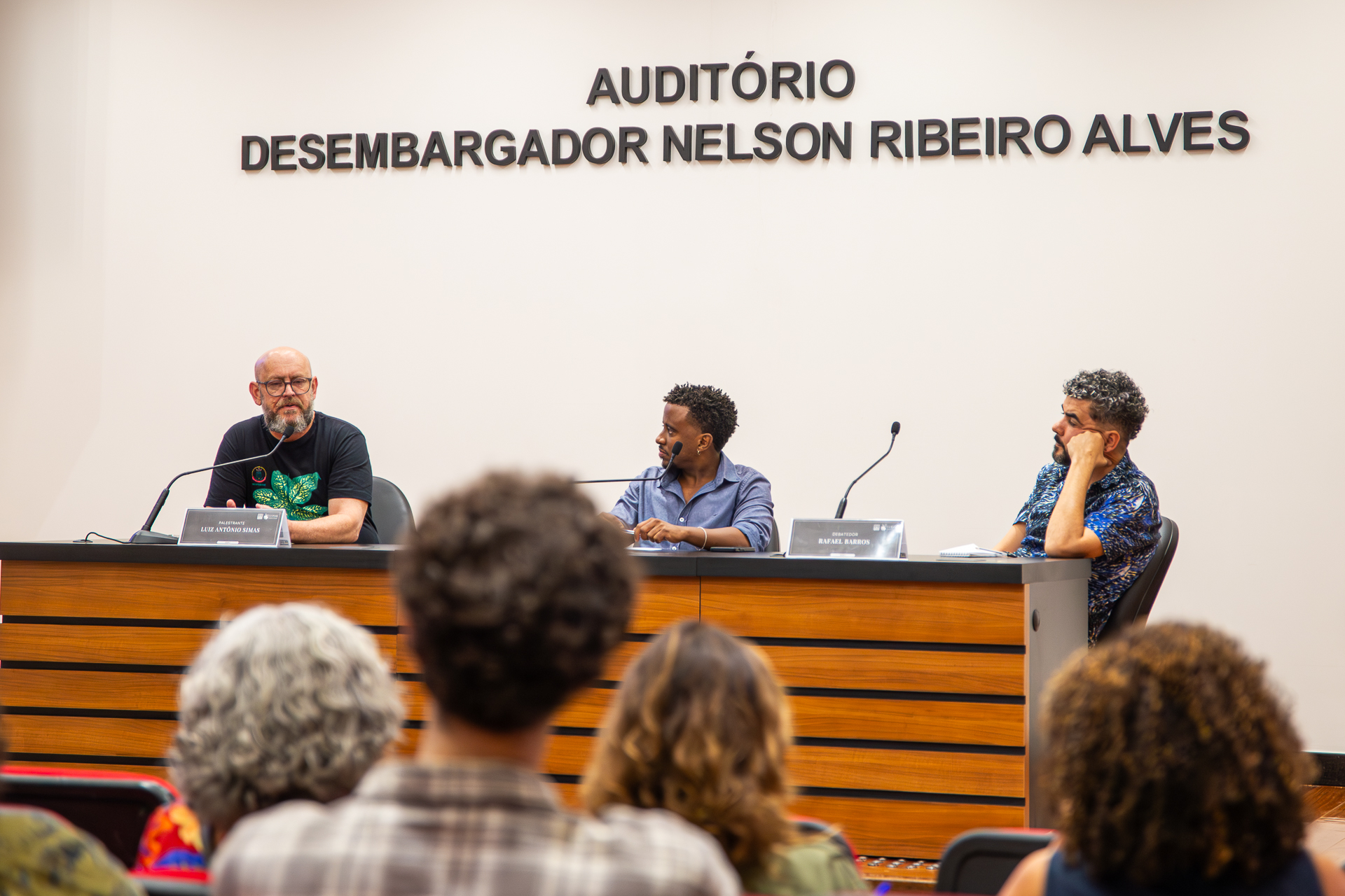 A mesa foi composta pelo historiador, escritor e compositor Luiz Antonio Simas; pelo pesquisador do OPFMR, Vitor Hugo Monteiro Franco; e pelo diretor do CNFCP, Rafael Barros