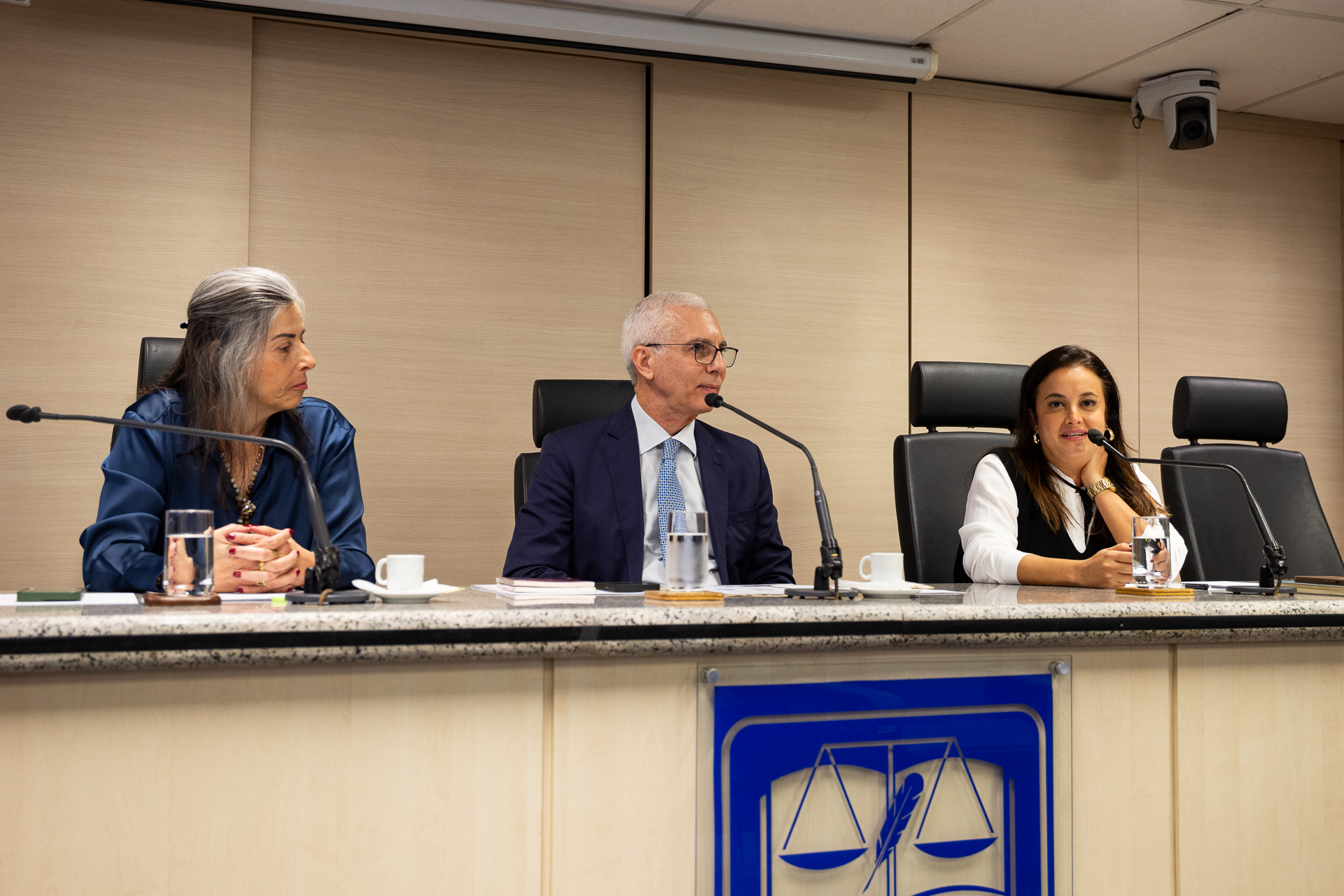 Desembargadores Wagner Cinelli e Maria Aglaé (à esquerda) e médica Thábata Luiz (à direita) palestram sobre saúde mental no trabalho 