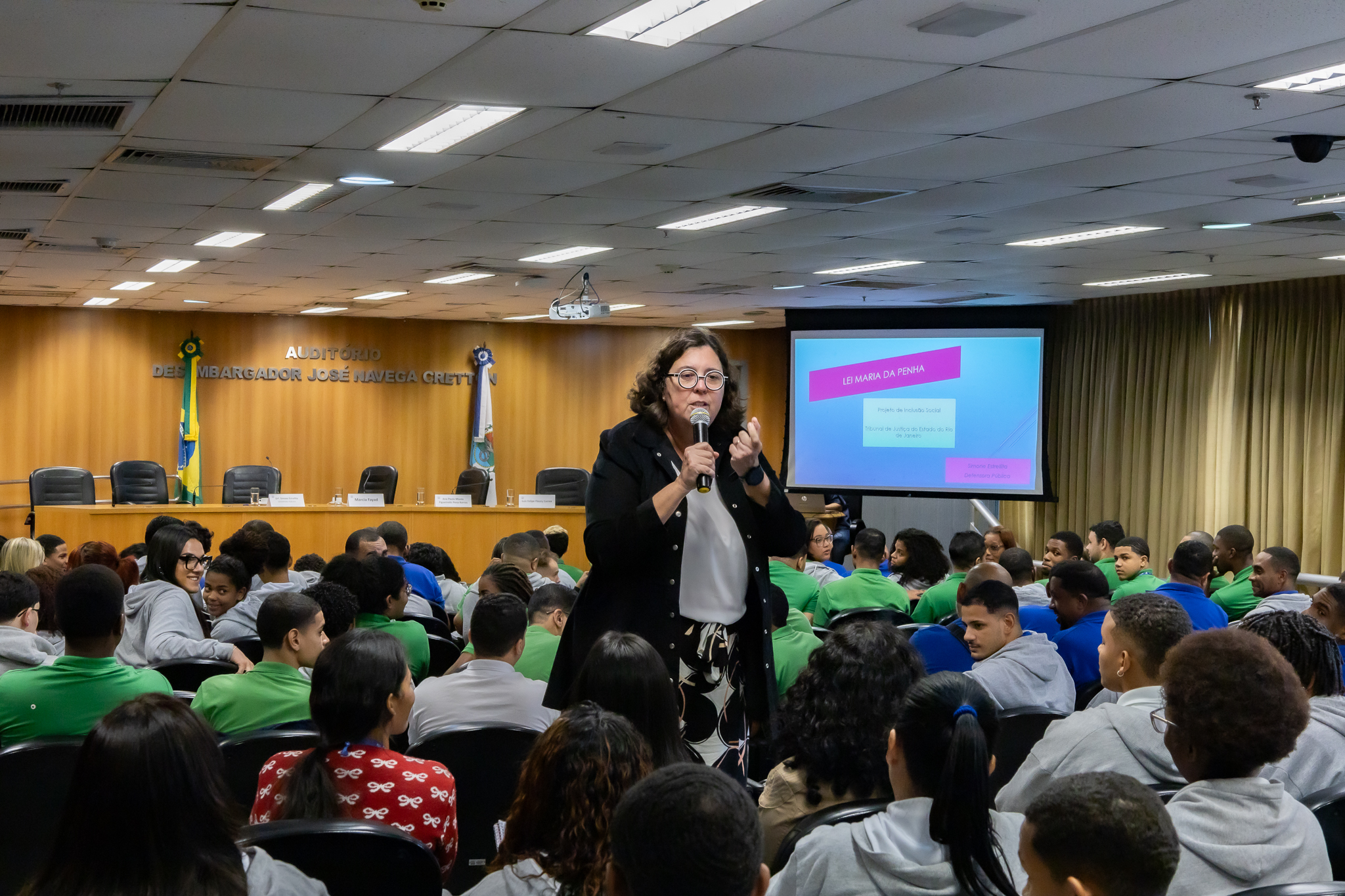 A defensora pública Simone Estrellita da Cunha palestrou em meio aos jovens que lotaram o Auditório José Navega Cretton 