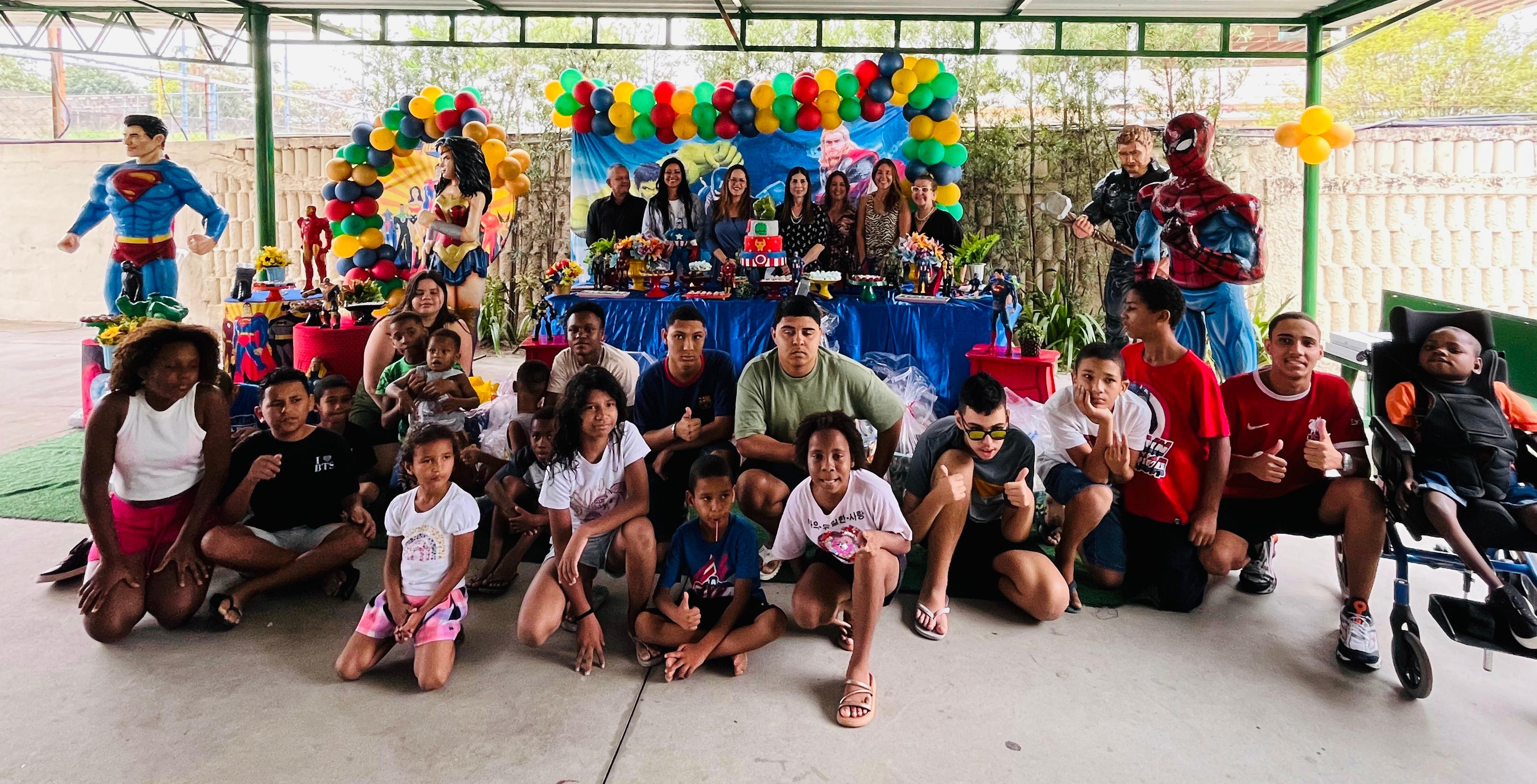 Imagem posada das crianças e adolescentes em festa promovida pela Vara da Infância, da Juventude e do Idoso