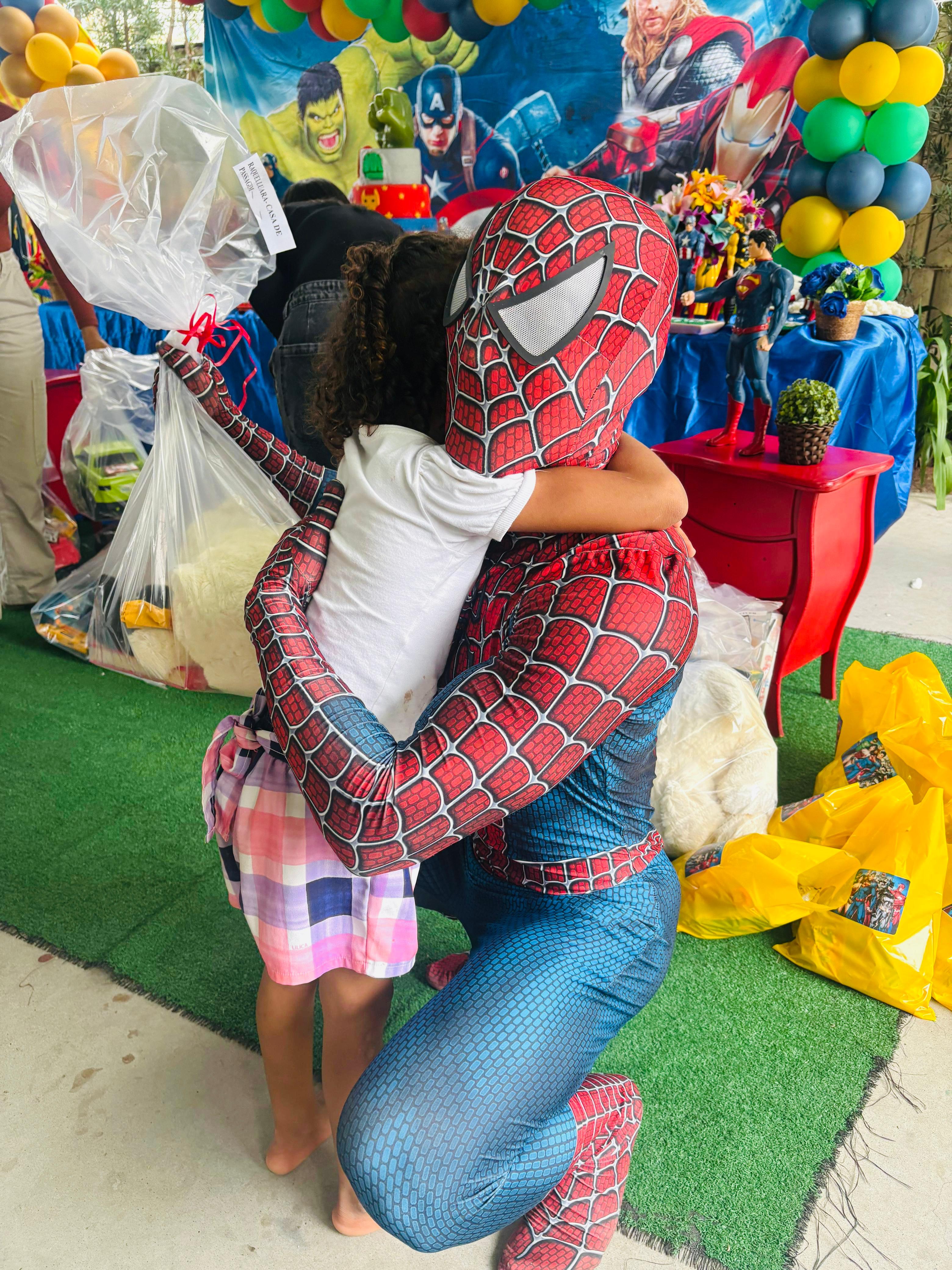 Homem aranha abraçando uma menina 