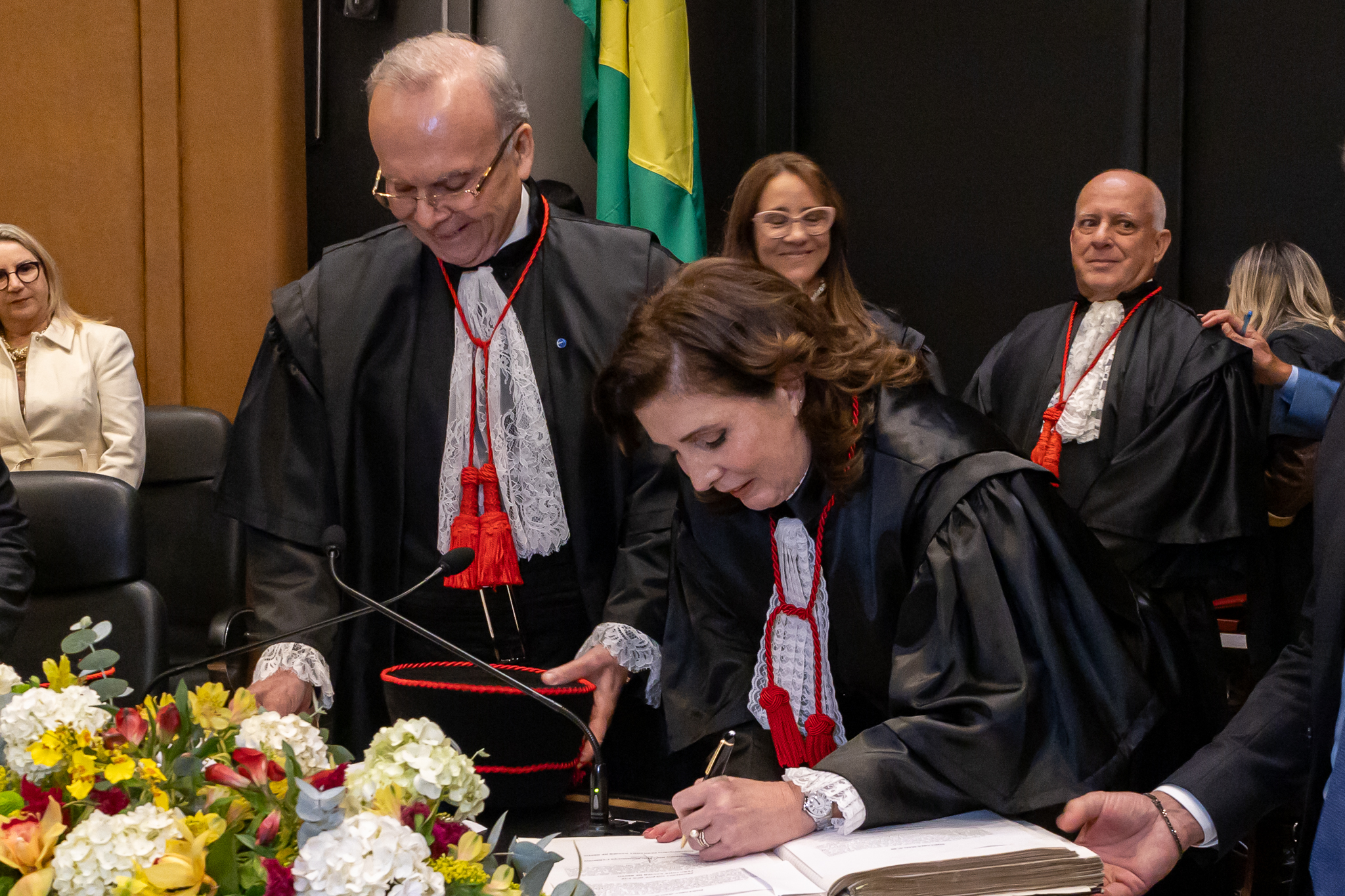 Desembargadora Fernanda Xavier assina o termo de posse em solenidade que lotou o Plenário Desembargador Estênio Cantarino Cardozo