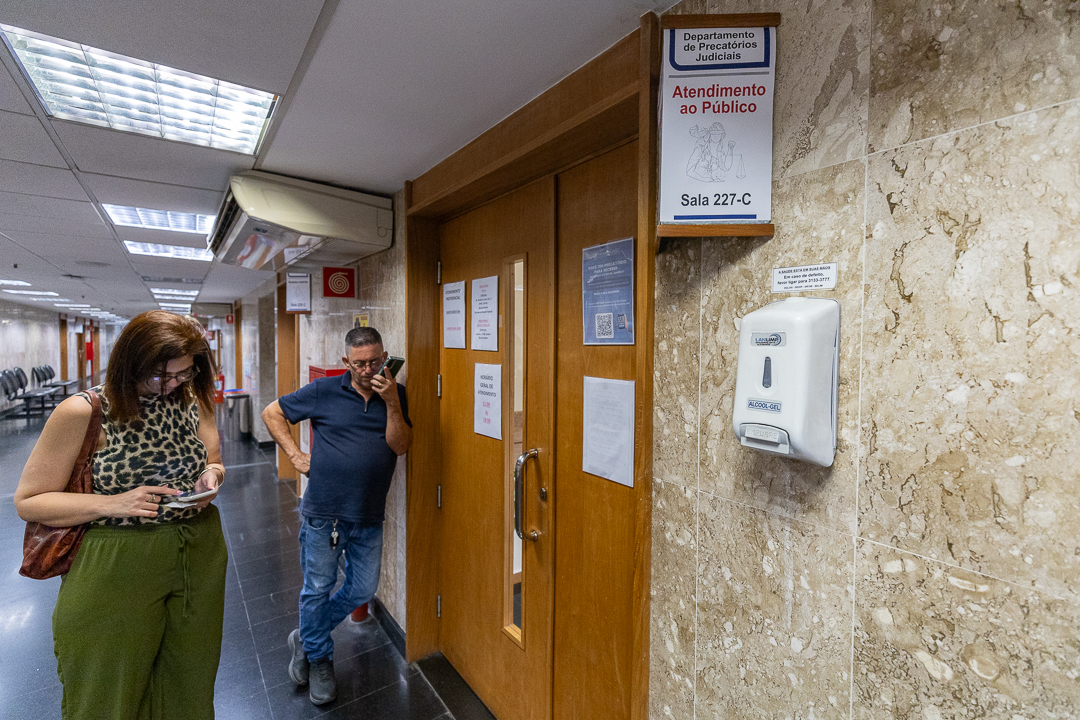 Foto mostra a sala de atendimento destinada ao público para precatórios em um corredor do TJRJ no Fórum Central