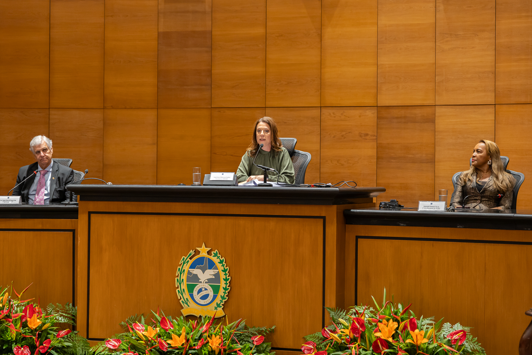 A juíza Eunice Haddad, presidente da Amaerj, ao centro, conduziu a solenidade de premiação da 13ª edição do Patrícia Acioli
