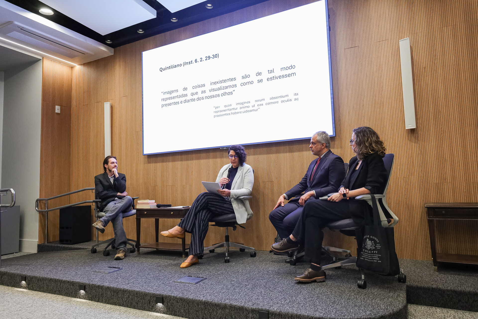 Imagem do Auditório da Mútua dos Magistrados. Da esquerda para direita: Da esquerda para a direita, apresentaram a 4ª edição do programa Literarius os palestrantes Pedro Schmidt e Katia Teonia, o desembargador Carlos Gustavo Direito e a mediadora Beatriz de Paoli