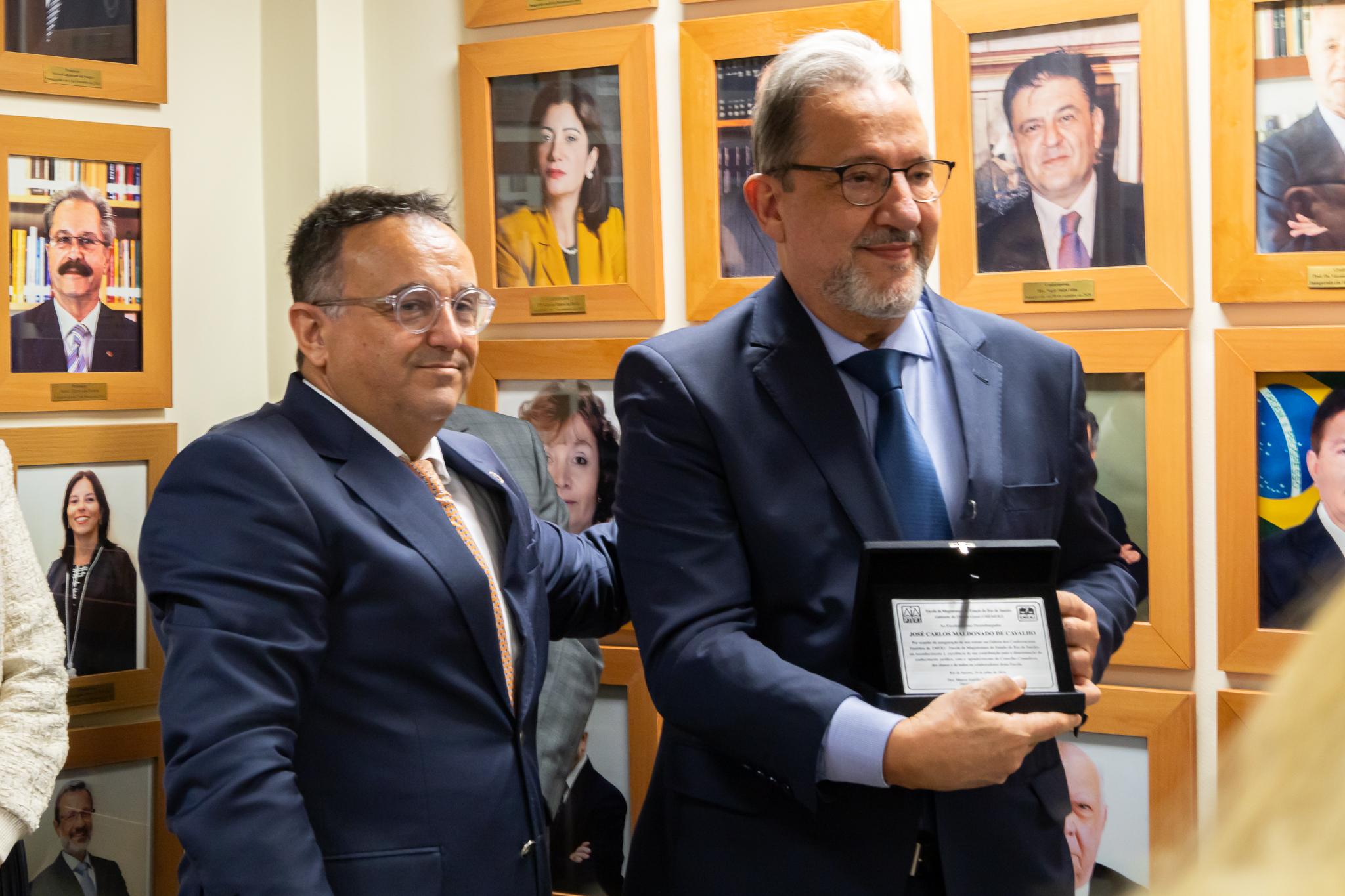 O 3º vice-presidente do TJRJ, desembargador José Maldonado (D) recebeu placa das mãos do diretor-geral da Emerj, desembargador Marco Aurélio de Melo