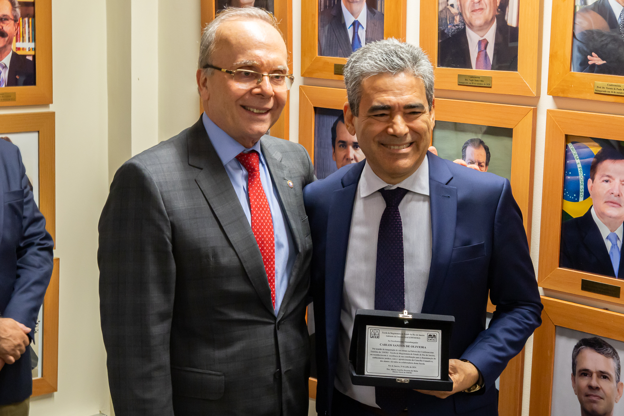 Presidente do TJRJ, desembargador Ricardo Rodrigues Cardozo,  parabenizou o desembargador Carlos Santos de Oliveira pela homenagem recebida 