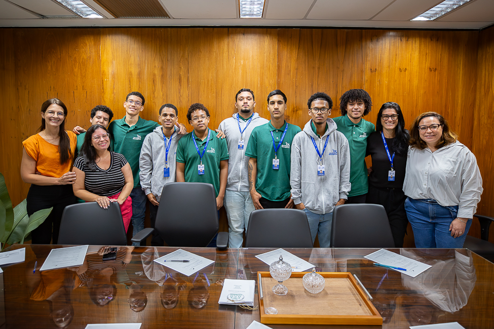 Foto posada com o grupo com os novos integrantes do Projeto Jovens Mensageiros e as assistentes sociais Rafaela Seabra e Tatiana Guimarães e as psicólogas Melissa Castelli e Giseli Berniz