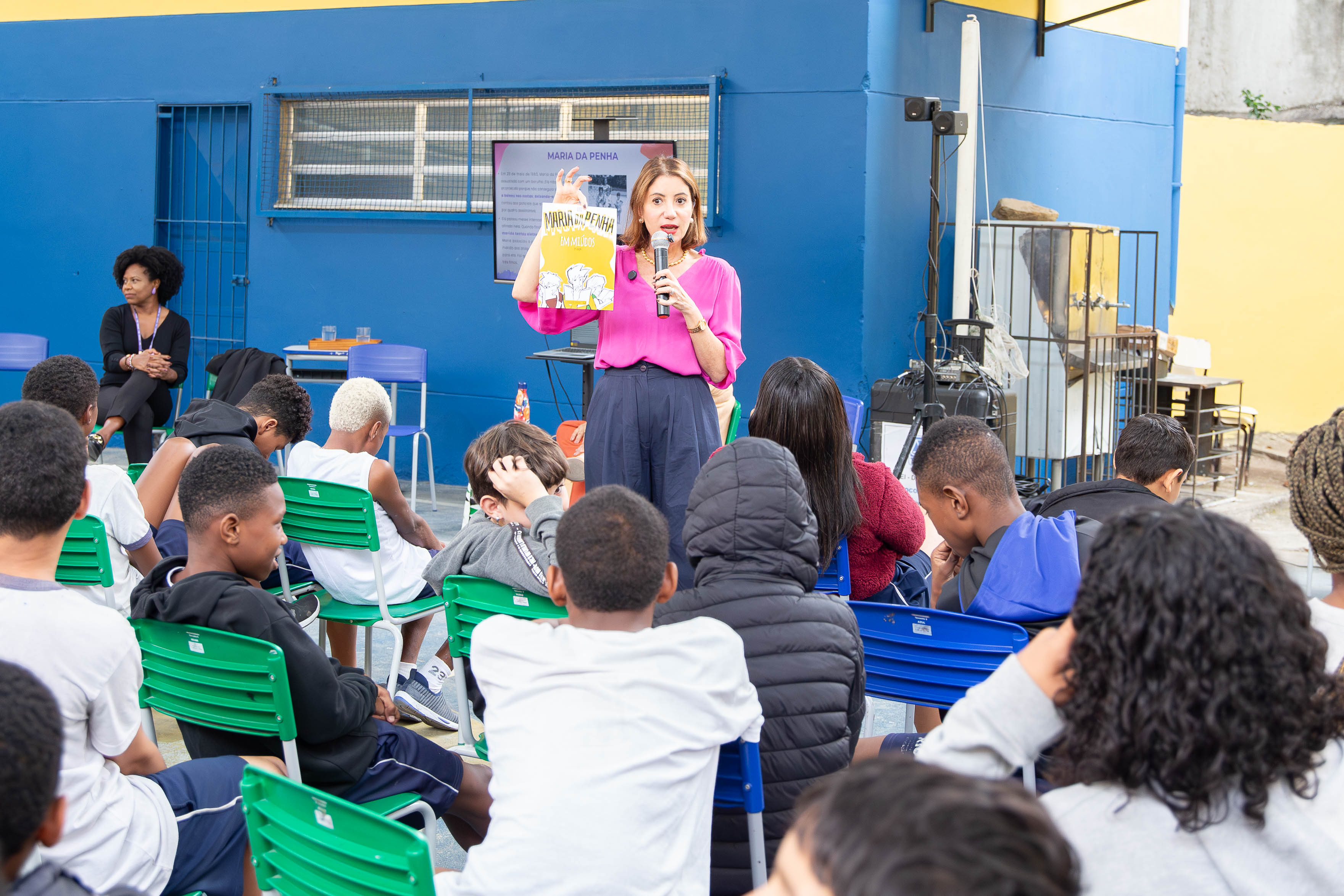 desembargadora Adriana Ramos de Mello mostra para os alunos o livro Lei Maria da Penha em Miúdos