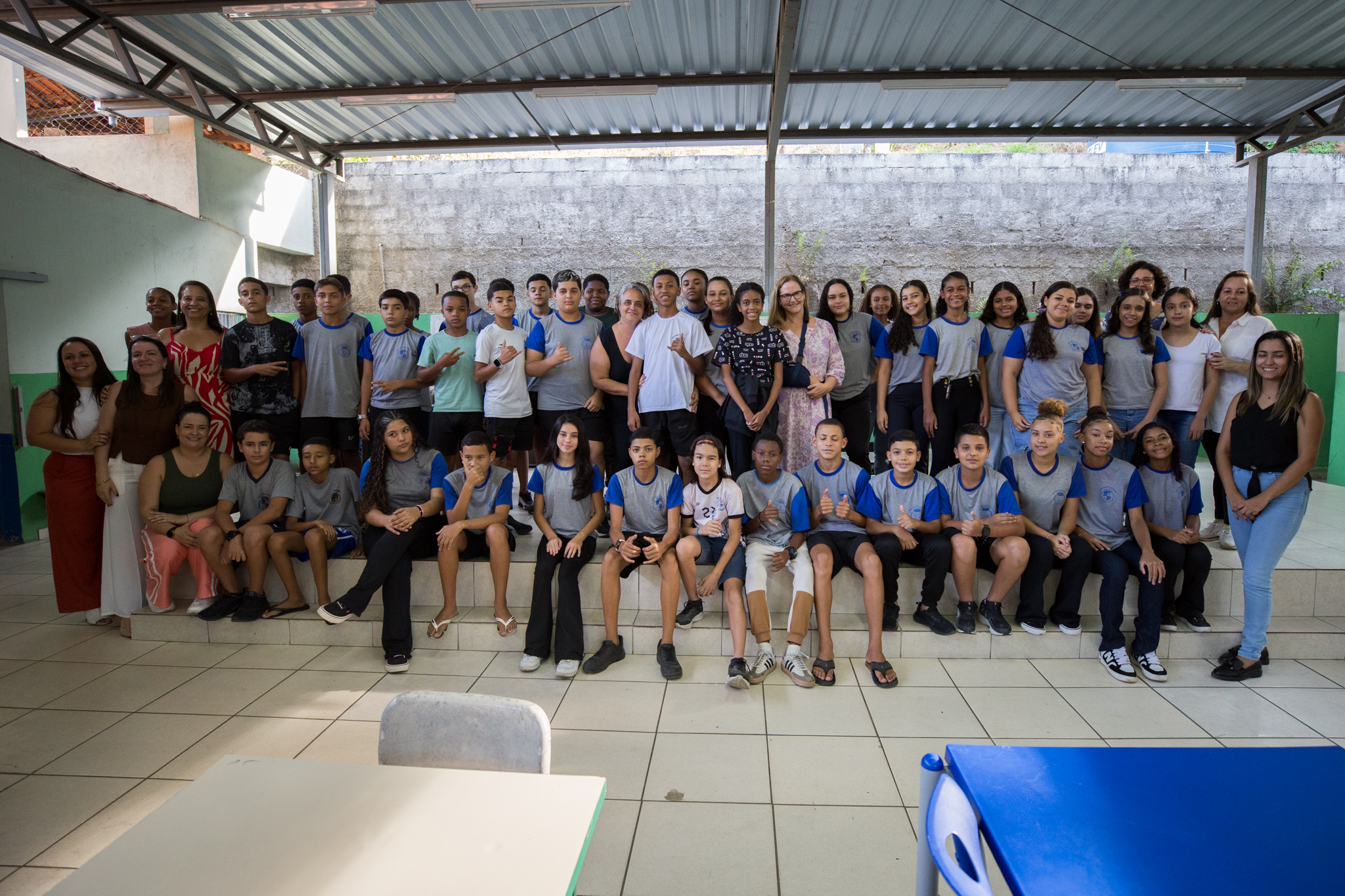 Grupo de alunos posando para foto
