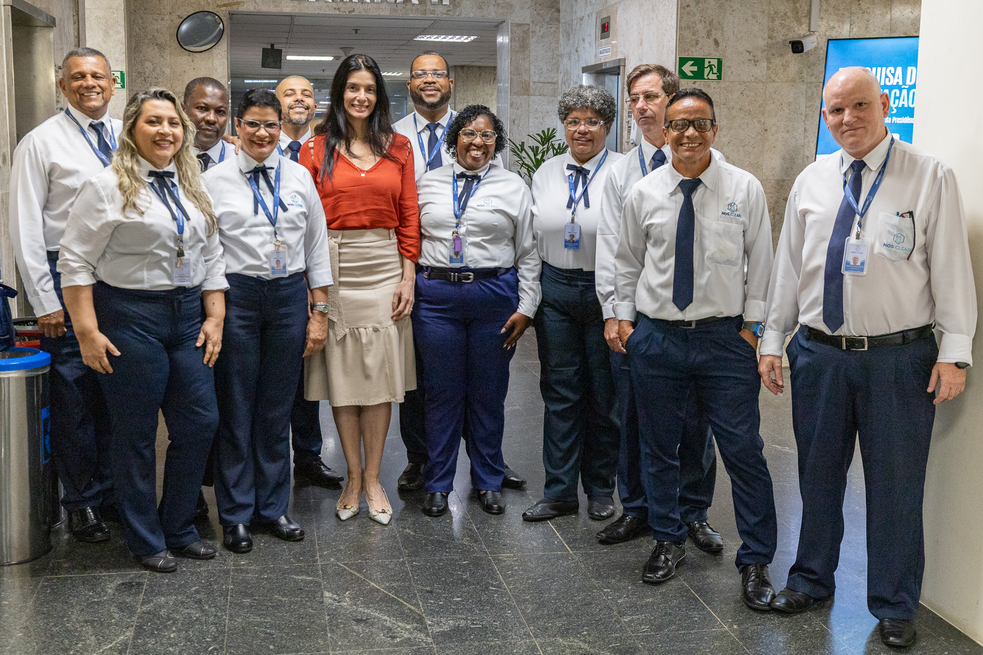 Juíza auxiliar da Presidência Carla Faria Bouzo posa ao lado de grupo de ascensoristas