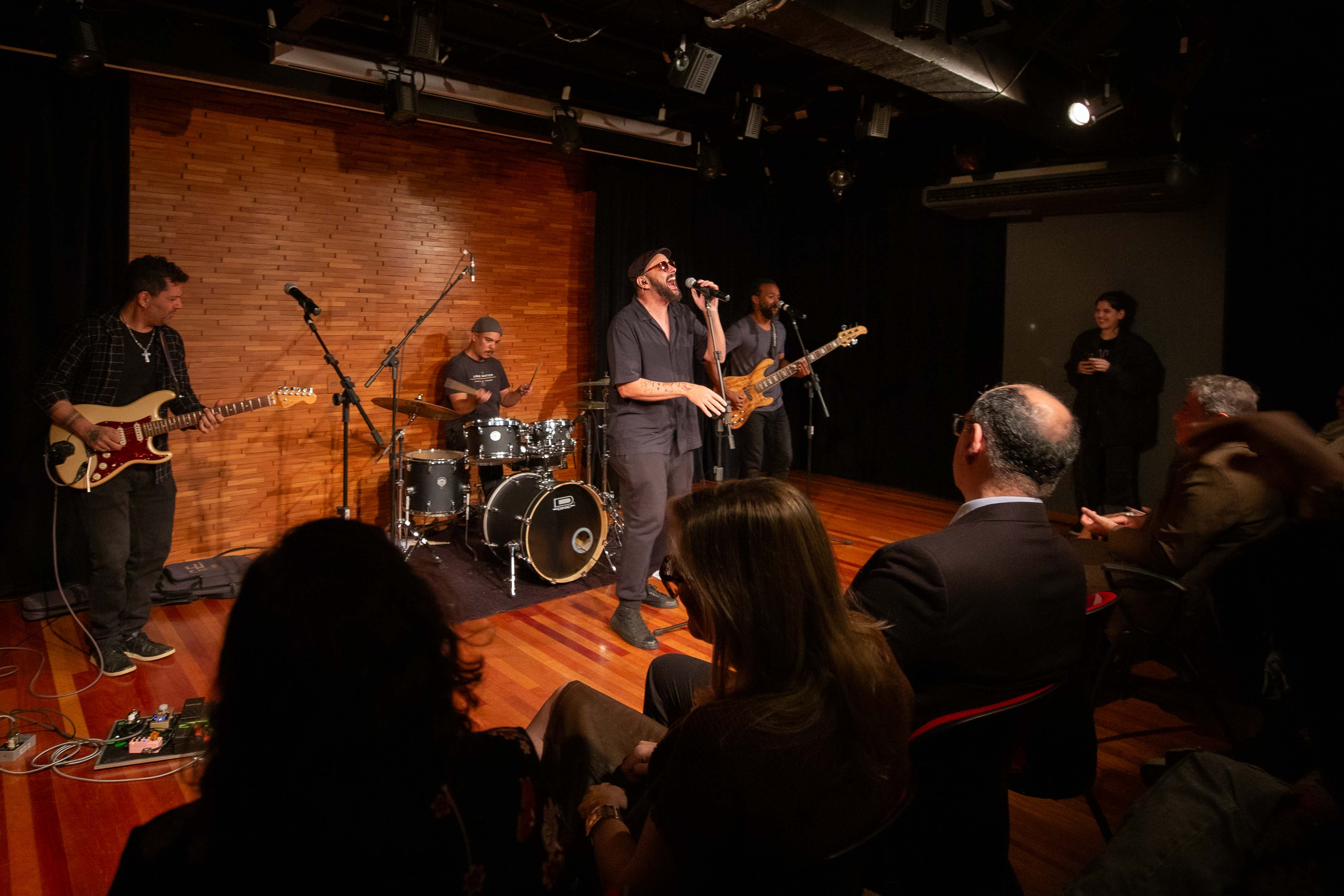 Imagem do grupo "Seu Bando" se apresentando na Sala Multiuso 